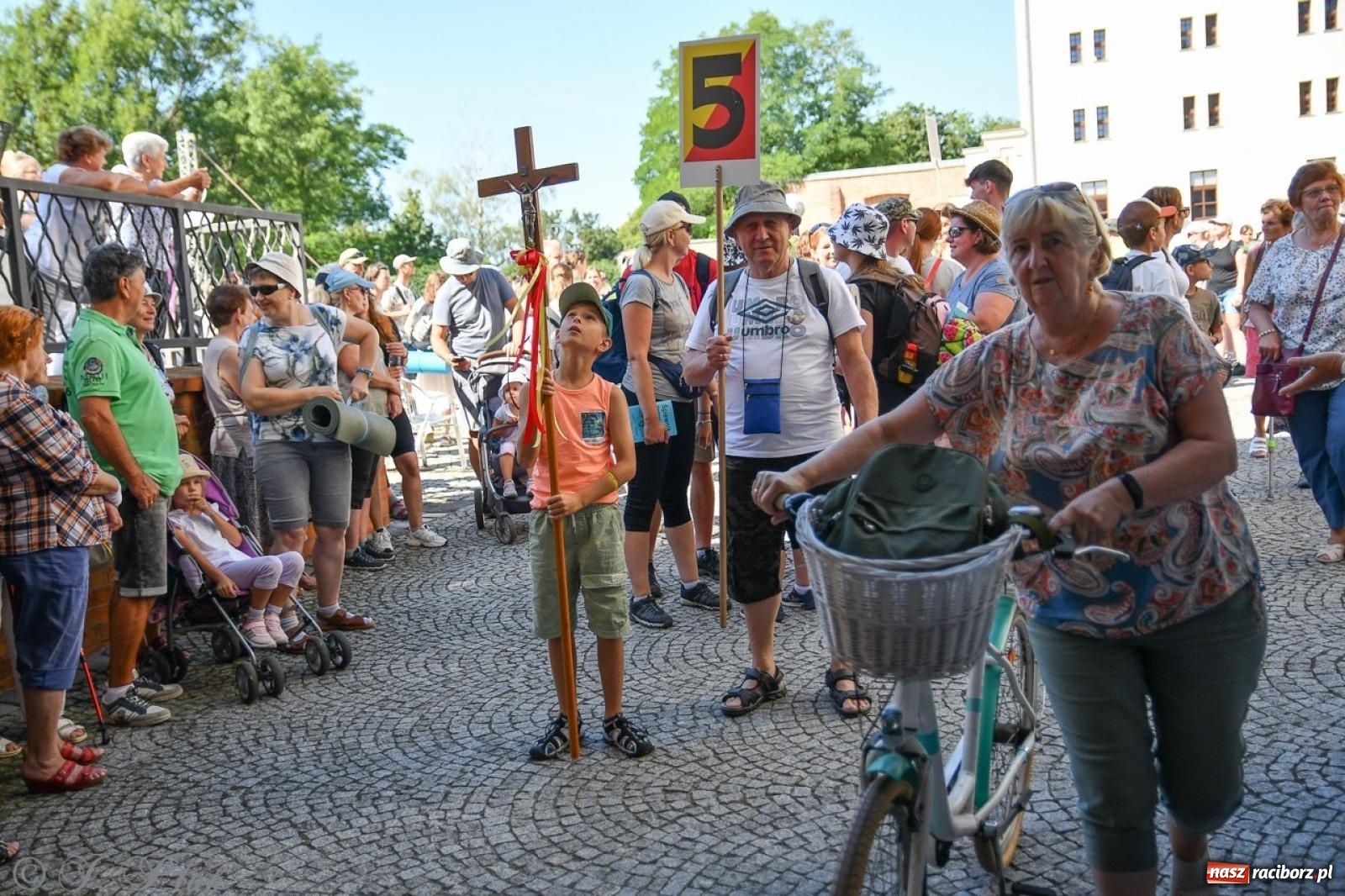 Zdjęcie w galerii na portalu naszraciborz.pl: Bracia i siostry w drodze. 48. Opolska Piesza Pielgrzymka na Jasną Górę wyruszyła z Raciborza [FOTO i WIDEO] wiadomości z regionu