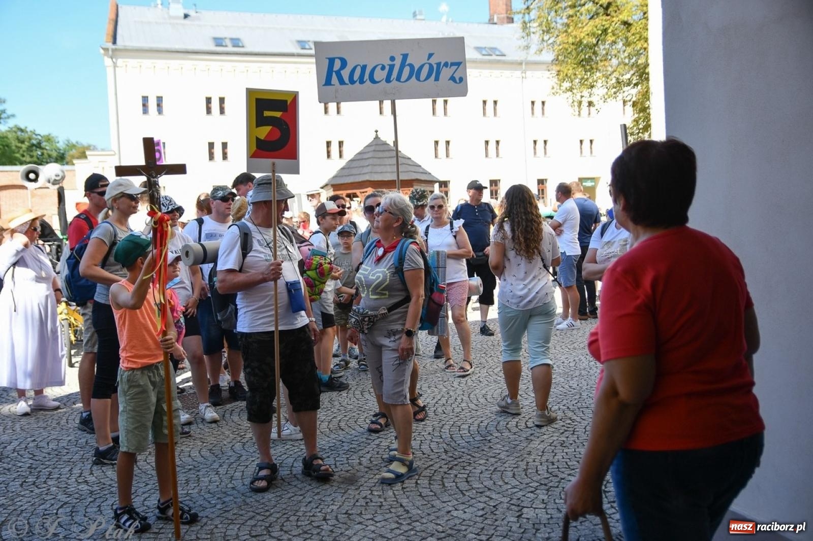 Zdjęcie w galerii na portalu naszraciborz.pl: Bracia i siostry w drodze. 48. Opolska Piesza Pielgrzymka na Jasną Górę wyruszyła z Raciborza [FOTO i WIDEO] wiadomości z regionu