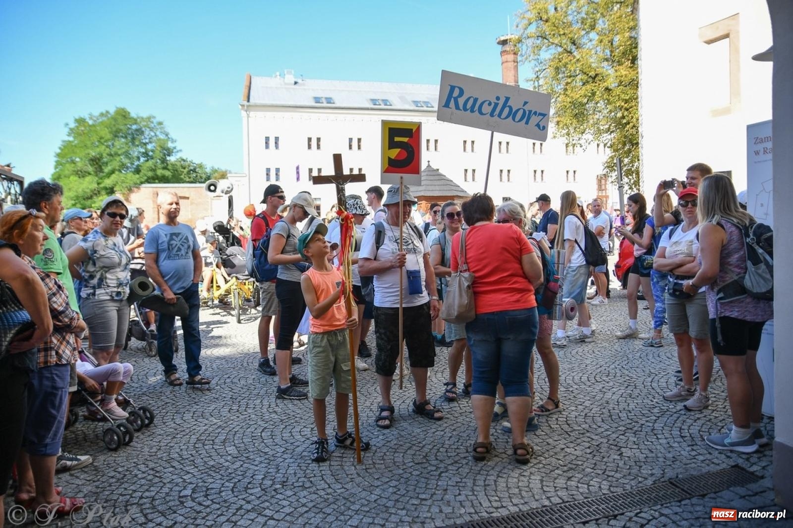 Zdjęcie w galerii na portalu naszraciborz.pl: Bracia i siostry w drodze. 48. Opolska Piesza Pielgrzymka na Jasną Górę wyruszyła z Raciborza [FOTO i WIDEO] wiadomości z regionu