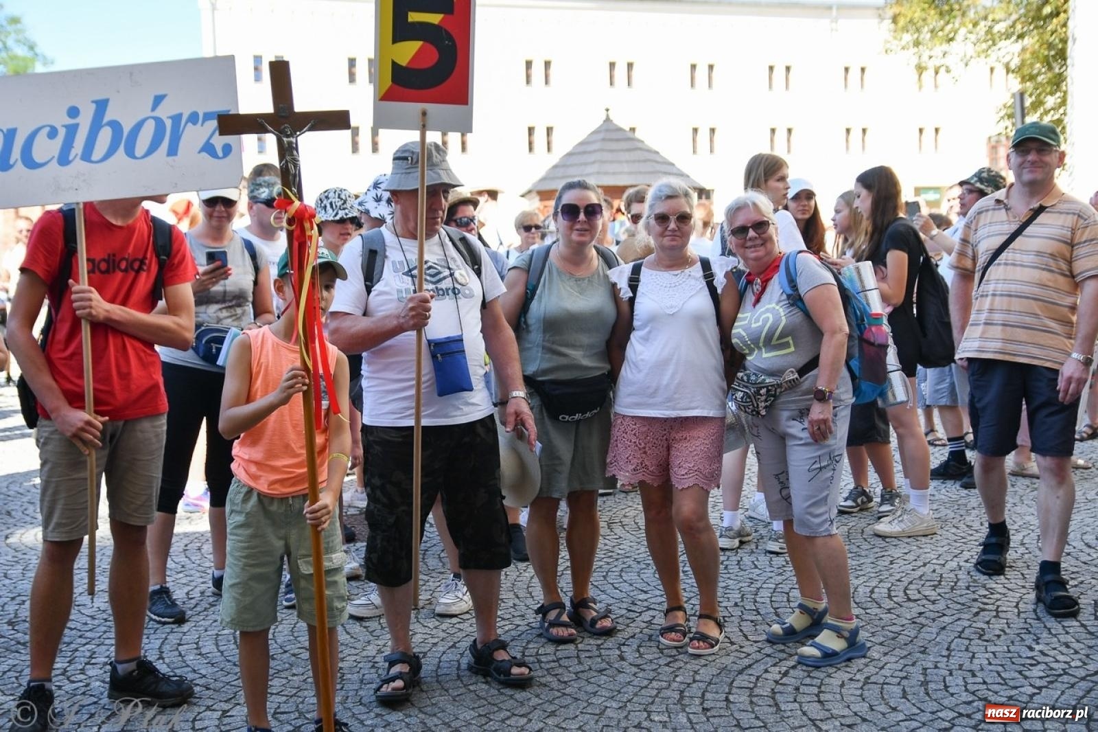 Zdjęcie w galerii na portalu naszraciborz.pl: Bracia i siostry w drodze. 48. Opolska Piesza Pielgrzymka na Jasną Górę wyruszyła z Raciborza [FOTO i WIDEO] wiadomości z regionu