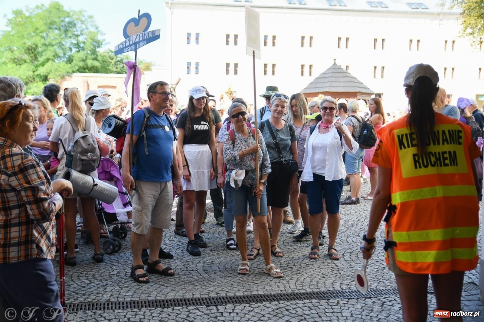 Zdjęcie w galerii na portalu naszraciborz.pl: Bracia i siostry w drodze. 48. Opolska Piesza Pielgrzymka na Jasną Górę wyruszyła z Raciborza [FOTO i WIDEO] wiadomości z regionu