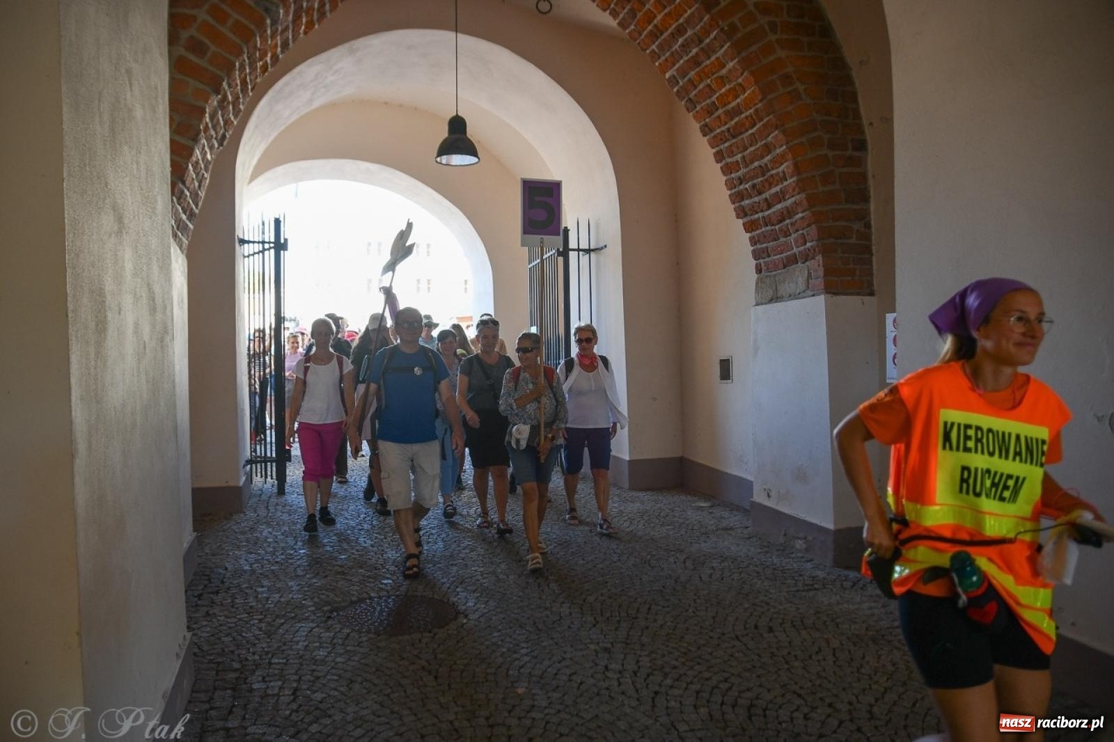 Zdjęcie w galerii na portalu naszraciborz.pl: Bracia i siostry w drodze. 48. Opolska Piesza Pielgrzymka na Jasną Górę wyruszyła z Raciborza [FOTO i WIDEO] wiadomości z regionu
