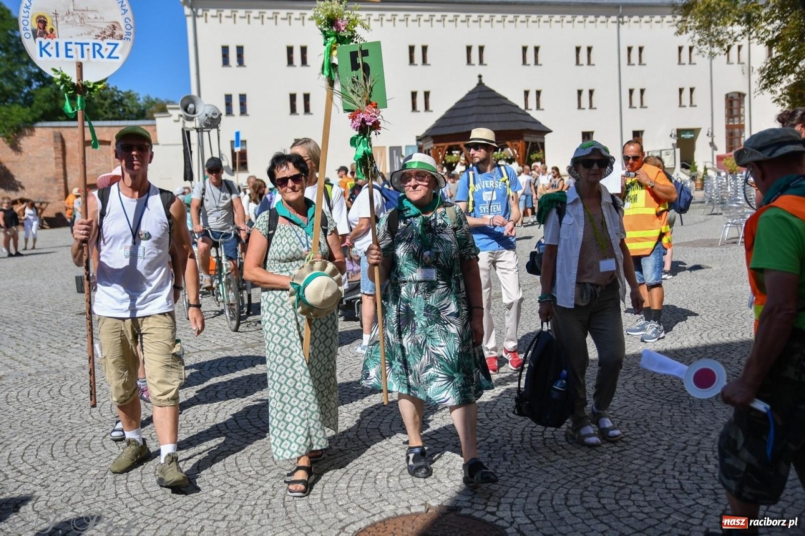 Zdjęcie w galerii na portalu naszraciborz.pl: Bracia i siostry w drodze. 48. Opolska Piesza Pielgrzymka na Jasną Górę wyruszyła z Raciborza [FOTO i WIDEO] wiadomości z regionu