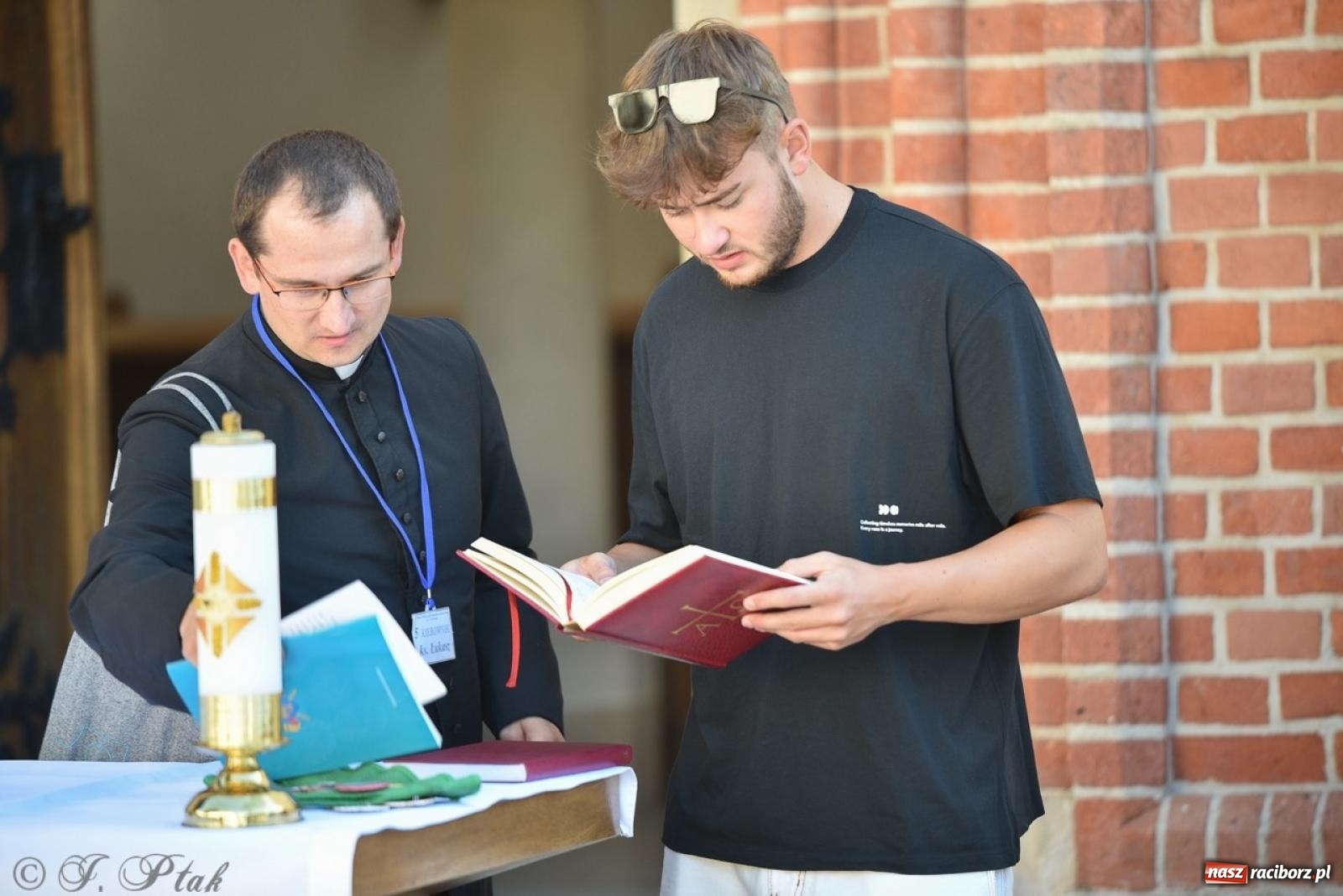 Zdjęcie w galerii na portalu naszraciborz.pl: Bracia i siostry w drodze. 48. Opolska Piesza Pielgrzymka na Jasną Górę wyruszyła z Raciborza [FOTO i WIDEO] wiadomości z regionu