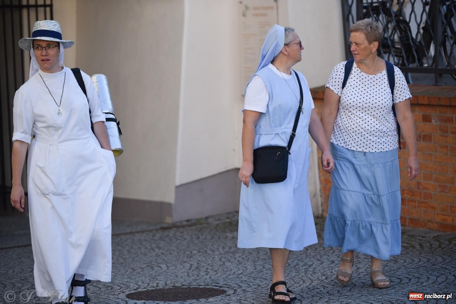 Zdjęcie w galerii na portalu naszraciborz.pl: Bracia i siostry w drodze. 48. Opolska Piesza Pielgrzymka na Jasną Górę wyruszyła z Raciborza [FOTO i WIDEO] wiadomości z regionu