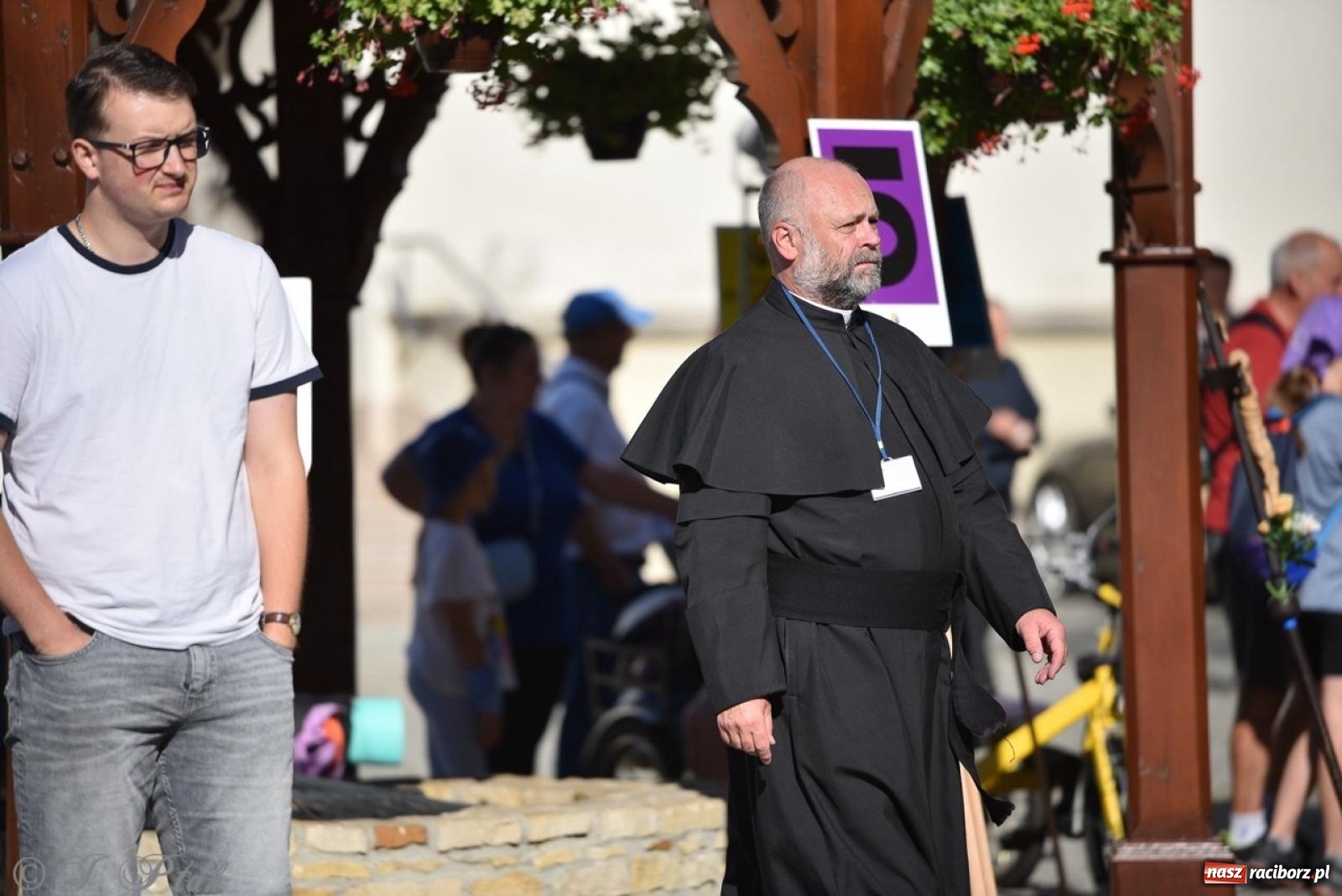 Zdjęcie w galerii na portalu naszraciborz.pl: Bracia i siostry w drodze. 48. Opolska Piesza Pielgrzymka na Jasną Górę wyruszyła z Raciborza [FOTO i WIDEO] wiadomości z regionu