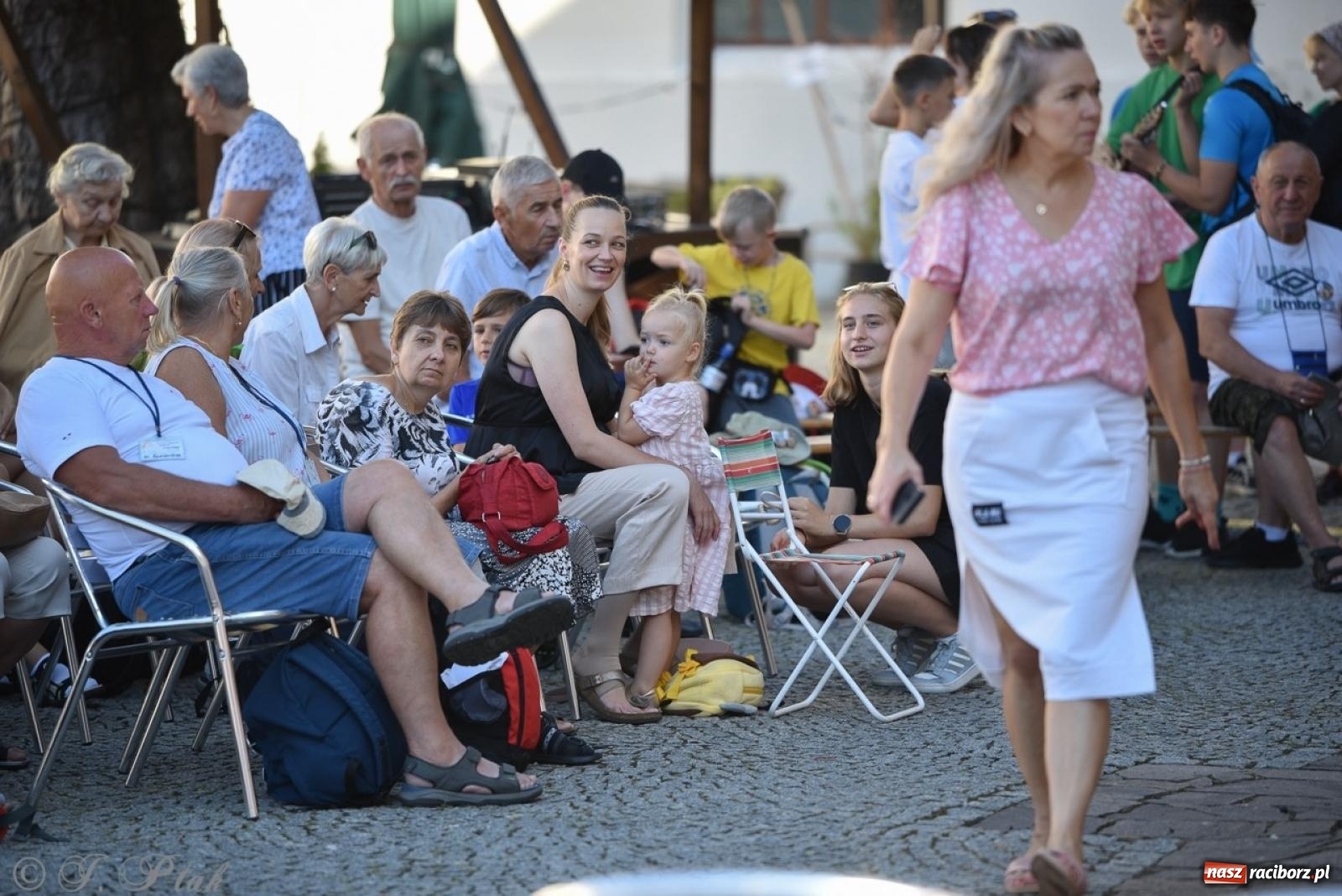 Zdjęcie w galerii na portalu naszraciborz.pl: Bracia i siostry w drodze. 48. Opolska Piesza Pielgrzymka na Jasną Górę wyruszyła z Raciborza [FOTO i WIDEO] wiadomości z regionu