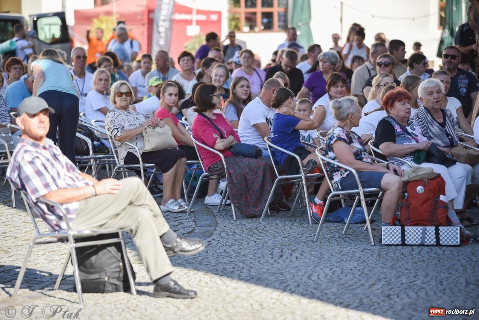 Zdjęcie w galerii na portalu naszraciborz.pl: Bracia i siostry w drodze. 48. Opolska Piesza Pielgrzymka na Jasną Górę wyruszyła z Raciborza [FOTO i WIDEO] wiadomości z regionu
