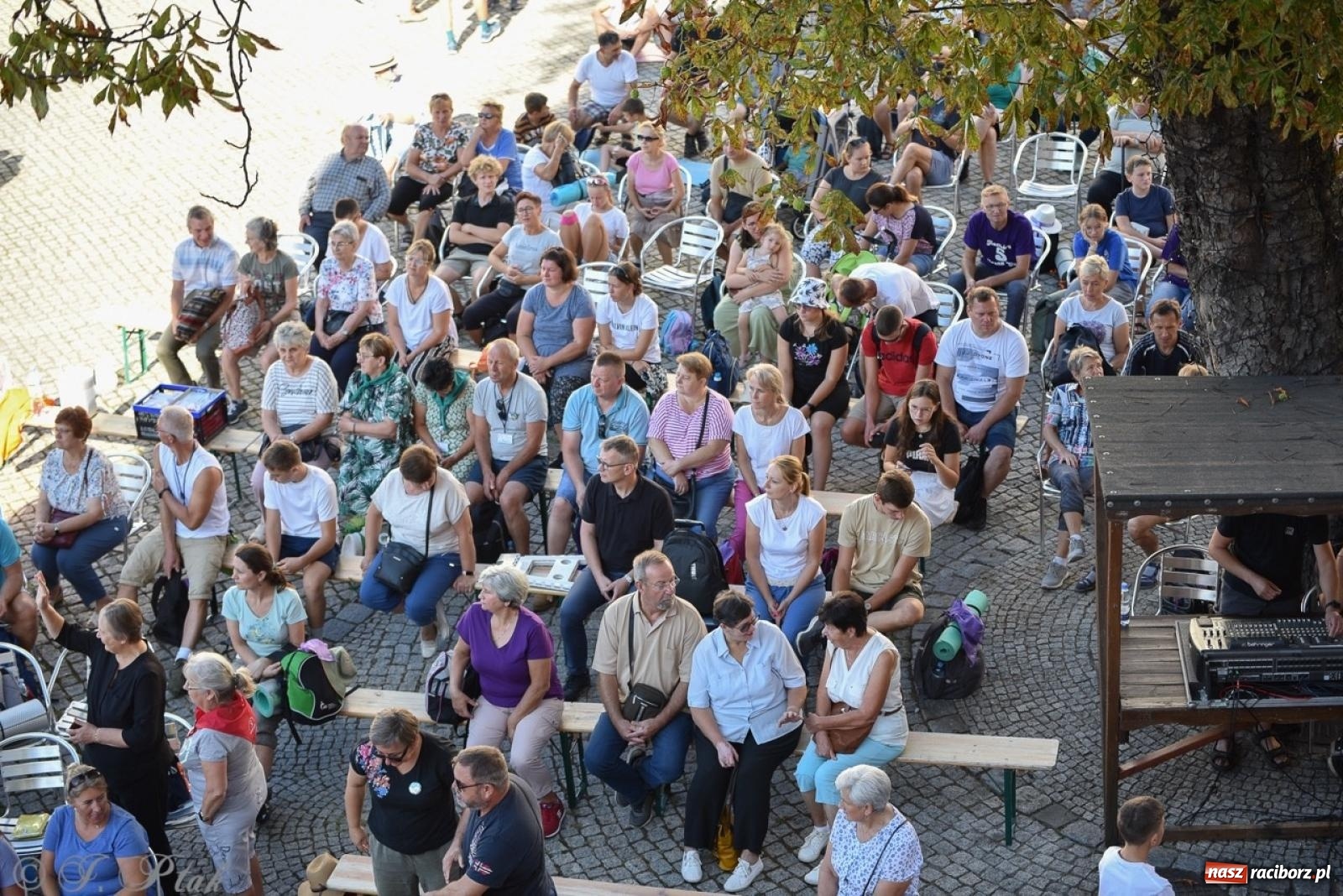Zdjęcie w galerii na portalu naszraciborz.pl: Bracia i siostry w drodze. 48. Opolska Piesza Pielgrzymka na Jasną Górę wyruszyła z Raciborza [FOTO i WIDEO] wiadomości z regionu