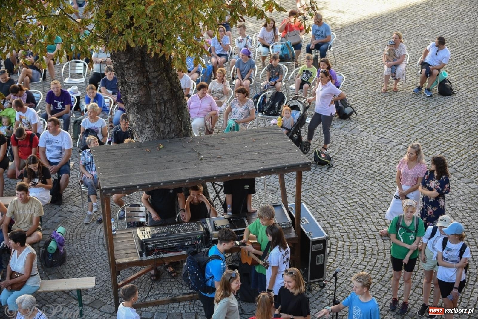 Zdjęcie w galerii na portalu naszraciborz.pl: Bracia i siostry w drodze. 48. Opolska Piesza Pielgrzymka na Jasną Górę wyruszyła z Raciborza [FOTO i WIDEO] wiadomości z regionu