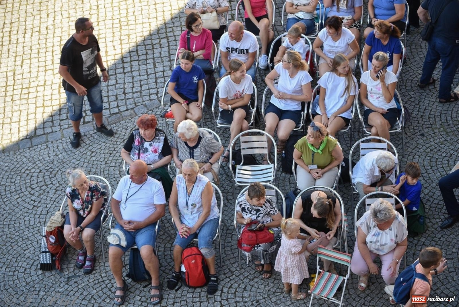 Zdjęcie w galerii na portalu naszraciborz.pl: Bracia i siostry w drodze. 48. Opolska Piesza Pielgrzymka na Jasną Górę wyruszyła z Raciborza [FOTO i WIDEO] wiadomości z regionu