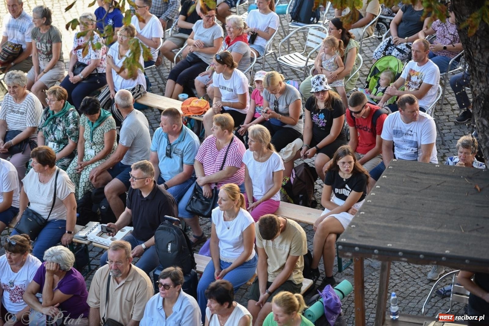 Zdjęcie w galerii na portalu naszraciborz.pl: Bracia i siostry w drodze. 48. Opolska Piesza Pielgrzymka na Jasną Górę wyruszyła z Raciborza [FOTO i WIDEO] wiadomości z regionu