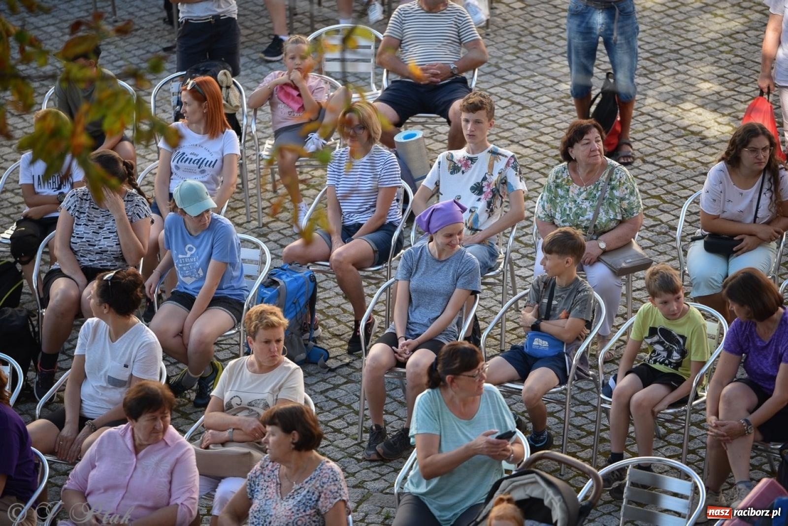 Zdjęcie w galerii na portalu naszraciborz.pl: Bracia i siostry w drodze. 48. Opolska Piesza Pielgrzymka na Jasną Górę wyruszyła z Raciborza [FOTO i WIDEO] wiadomości z regionu