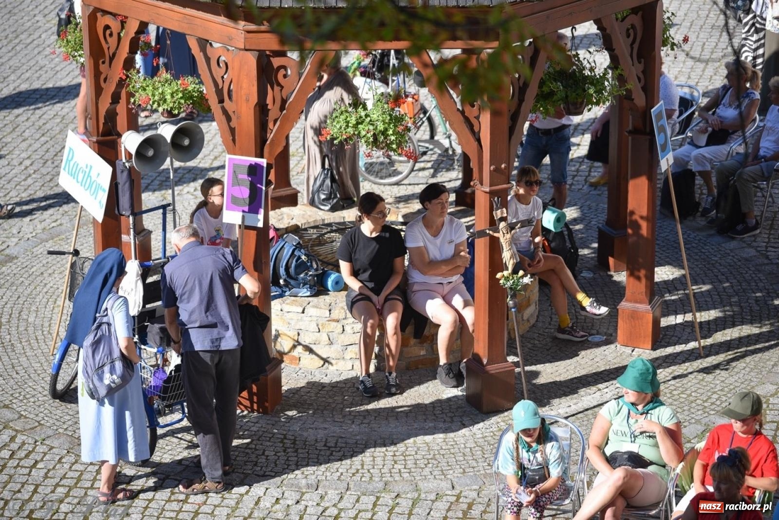 Zdjęcie w galerii na portalu naszraciborz.pl: Bracia i siostry w drodze. 48. Opolska Piesza Pielgrzymka na Jasną Górę wyruszyła z Raciborza [FOTO i WIDEO] wiadomości z regionu