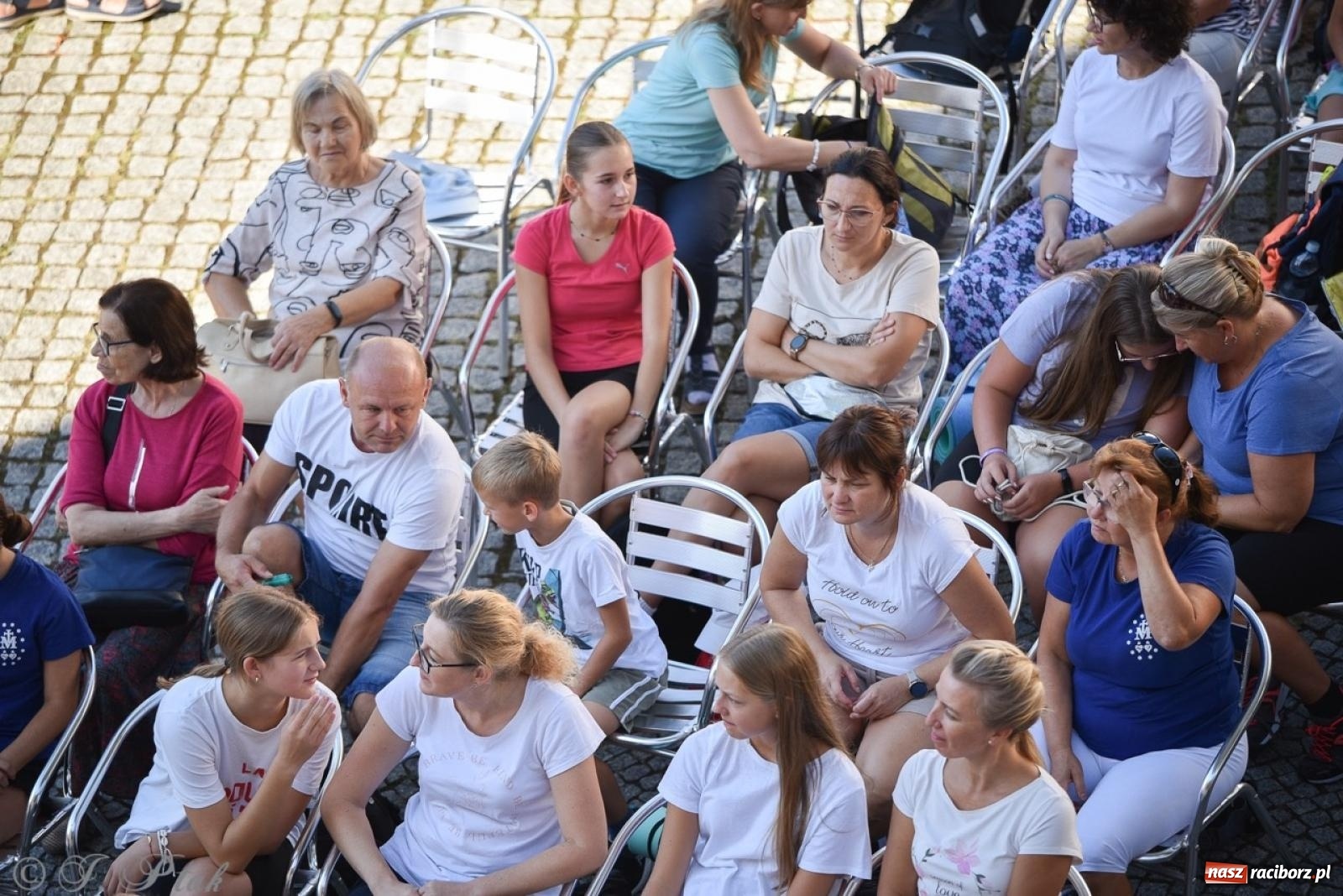 Zdjęcie w galerii na portalu naszraciborz.pl: Bracia i siostry w drodze. 48. Opolska Piesza Pielgrzymka na Jasną Górę wyruszyła z Raciborza [FOTO i WIDEO] wiadomości z regionu