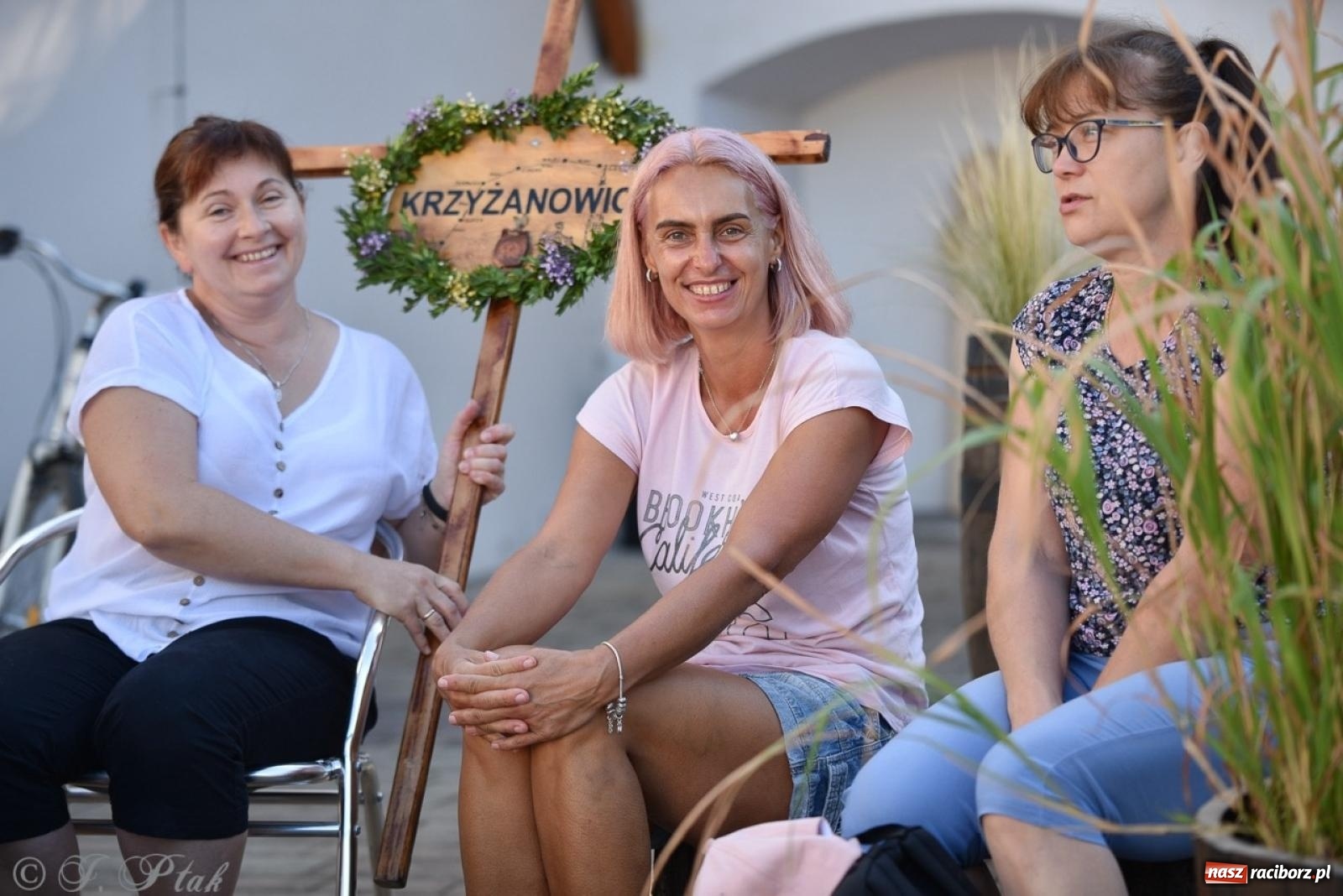 Zdjęcie w galerii na portalu naszraciborz.pl: Bracia i siostry w drodze. 48. Opolska Piesza Pielgrzymka na Jasną Górę wyruszyła z Raciborza [FOTO i WIDEO] wiadomości z regionu