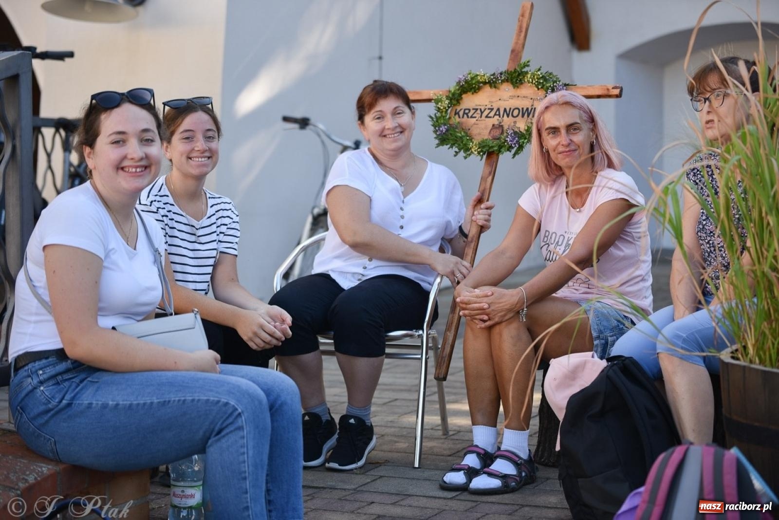 Zdjęcie w galerii na portalu naszraciborz.pl: Bracia i siostry w drodze. 48. Opolska Piesza Pielgrzymka na Jasną Górę wyruszyła z Raciborza [FOTO i WIDEO] wiadomości z regionu