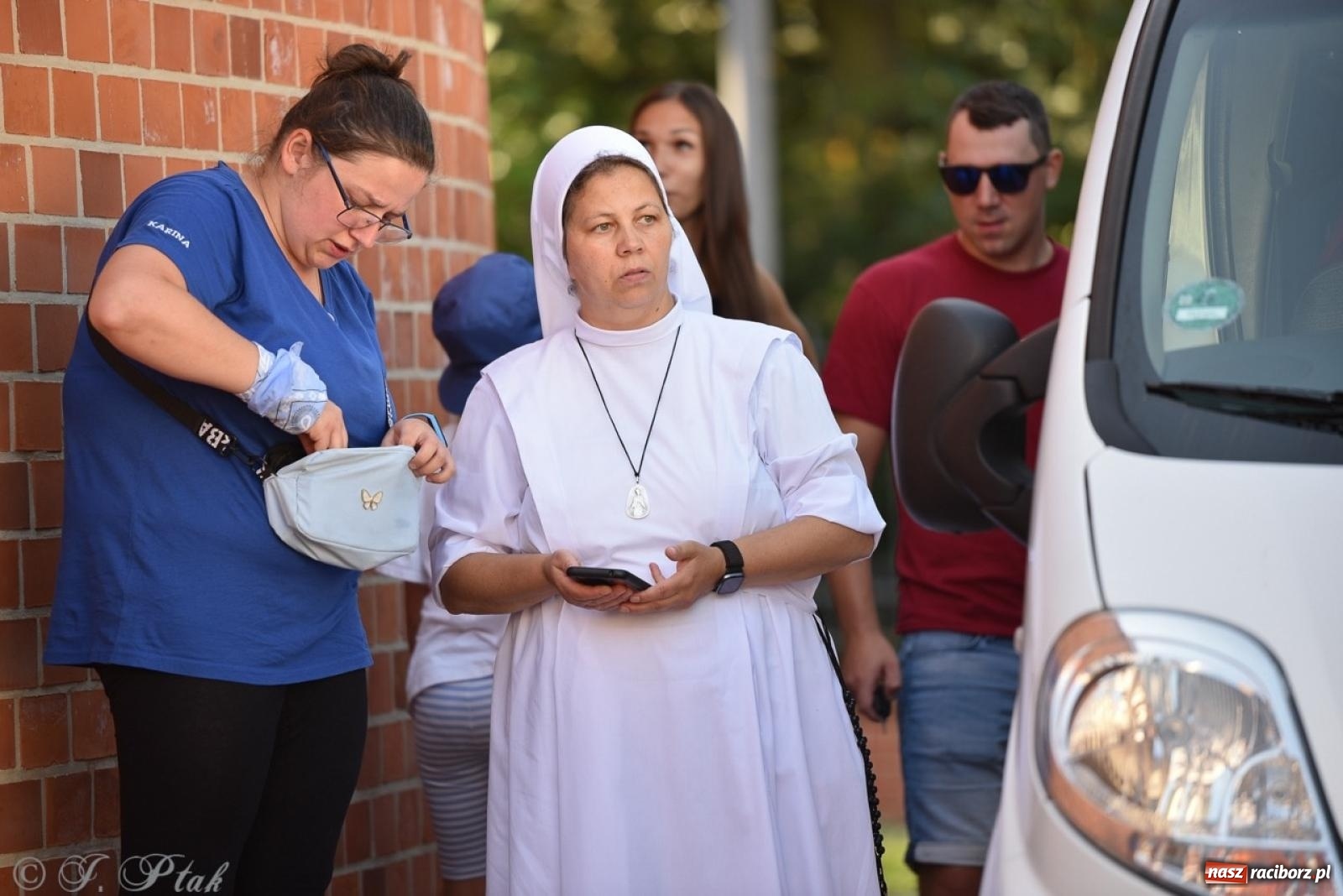 Zdjęcie w galerii na portalu naszraciborz.pl: Bracia i siostry w drodze. 48. Opolska Piesza Pielgrzymka na Jasną Górę wyruszyła z Raciborza [FOTO i WIDEO] wiadomości z regionu