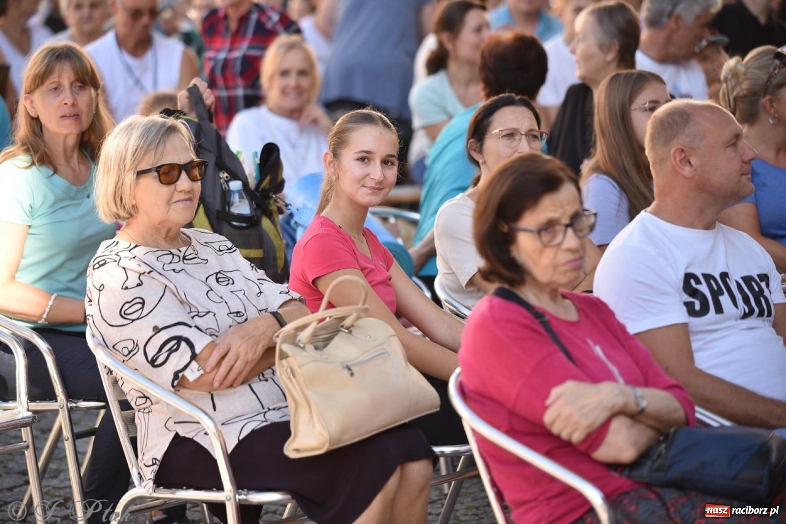 Zdjęcie w galerii na portalu naszraciborz.pl: Bracia i siostry w drodze. 48. Opolska Piesza Pielgrzymka na Jasną Górę wyruszyła z Raciborza [FOTO i WIDEO] wiadomości z regionu