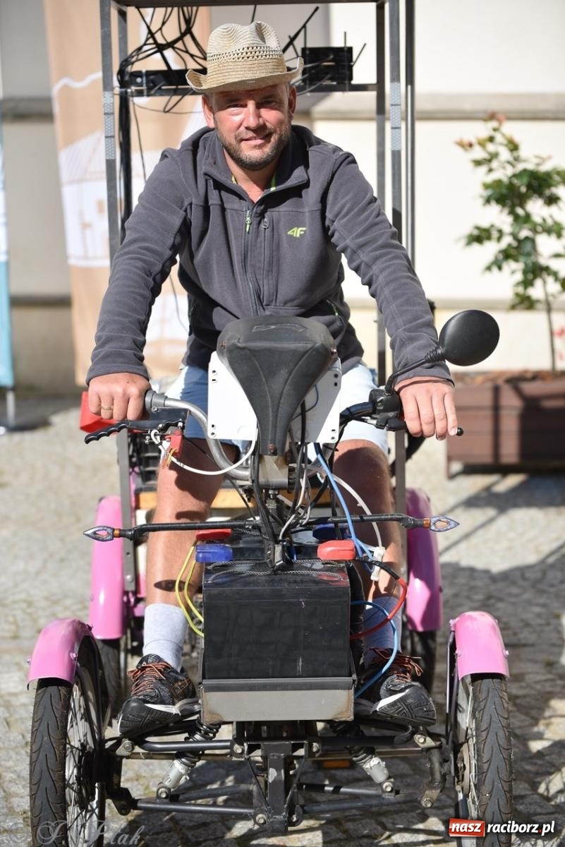 Zdjęcie w galerii na portalu naszraciborz.pl: Bracia i siostry w drodze. 48. Opolska Piesza Pielgrzymka na Jasną Górę wyruszyła z Raciborza [FOTO i WIDEO] wiadomości z regionu