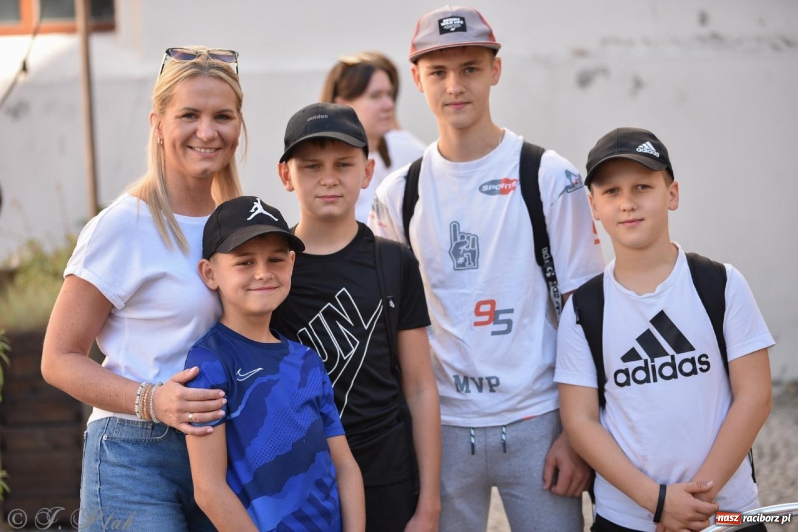 Zdjęcie w galerii na portalu naszraciborz.pl: Bracia i siostry w drodze. 48. Opolska Piesza Pielgrzymka na Jasną Górę wyruszyła z Raciborza [FOTO i WIDEO] wiadomości z regionu