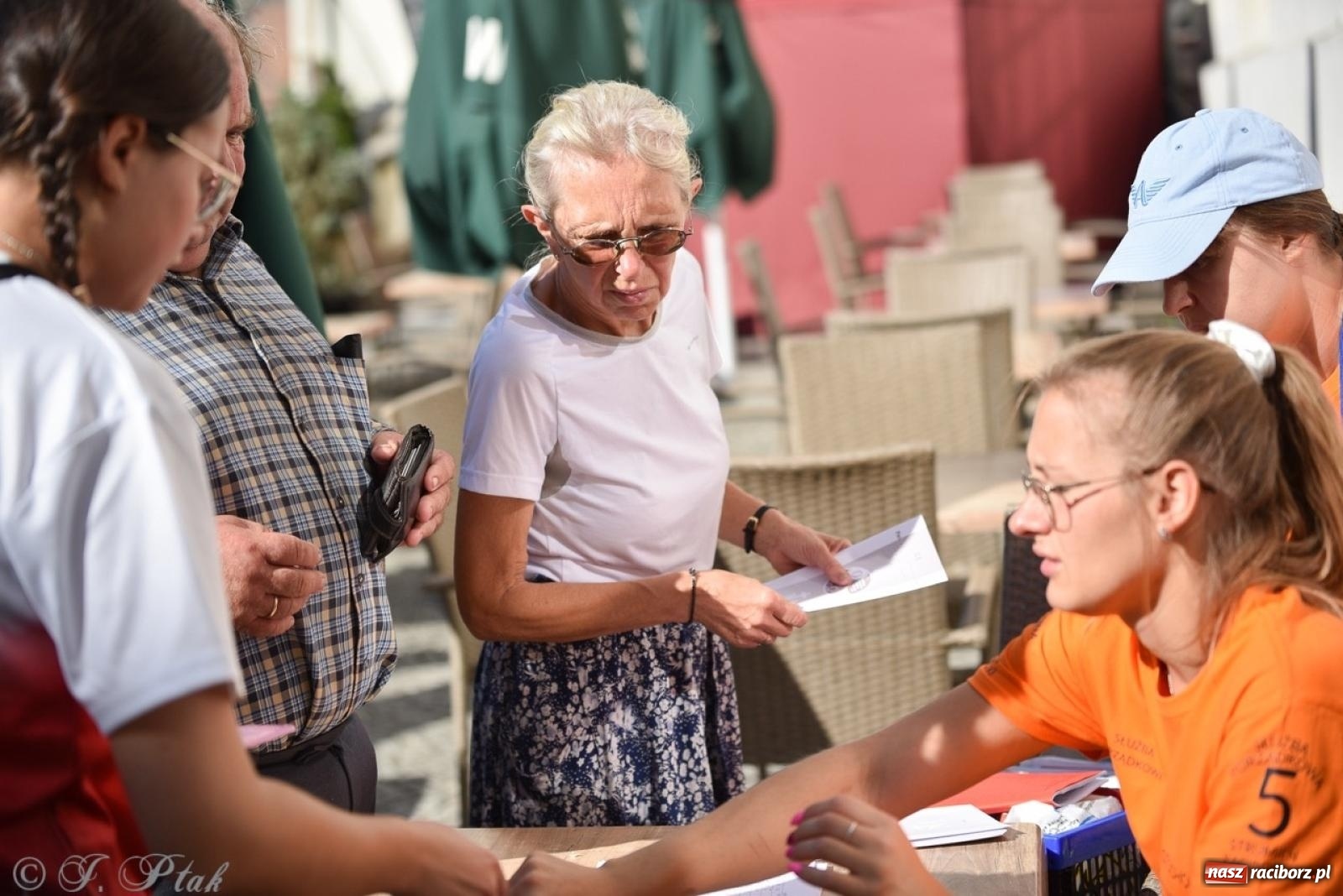 Zdjęcie w galerii na portalu naszraciborz.pl: Bracia i siostry w drodze. 48. Opolska Piesza Pielgrzymka na Jasną Górę wyruszyła z Raciborza [FOTO i WIDEO] wiadomości z regionu
