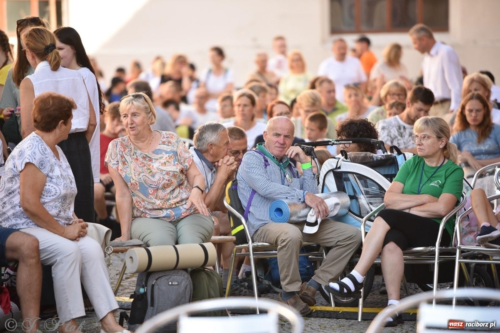 Zdjęcie w galerii na portalu naszraciborz.pl: Bracia i siostry w drodze. 48. Opolska Piesza Pielgrzymka na Jasną Górę wyruszyła z Raciborza [FOTO i WIDEO] wiadomości z regionu