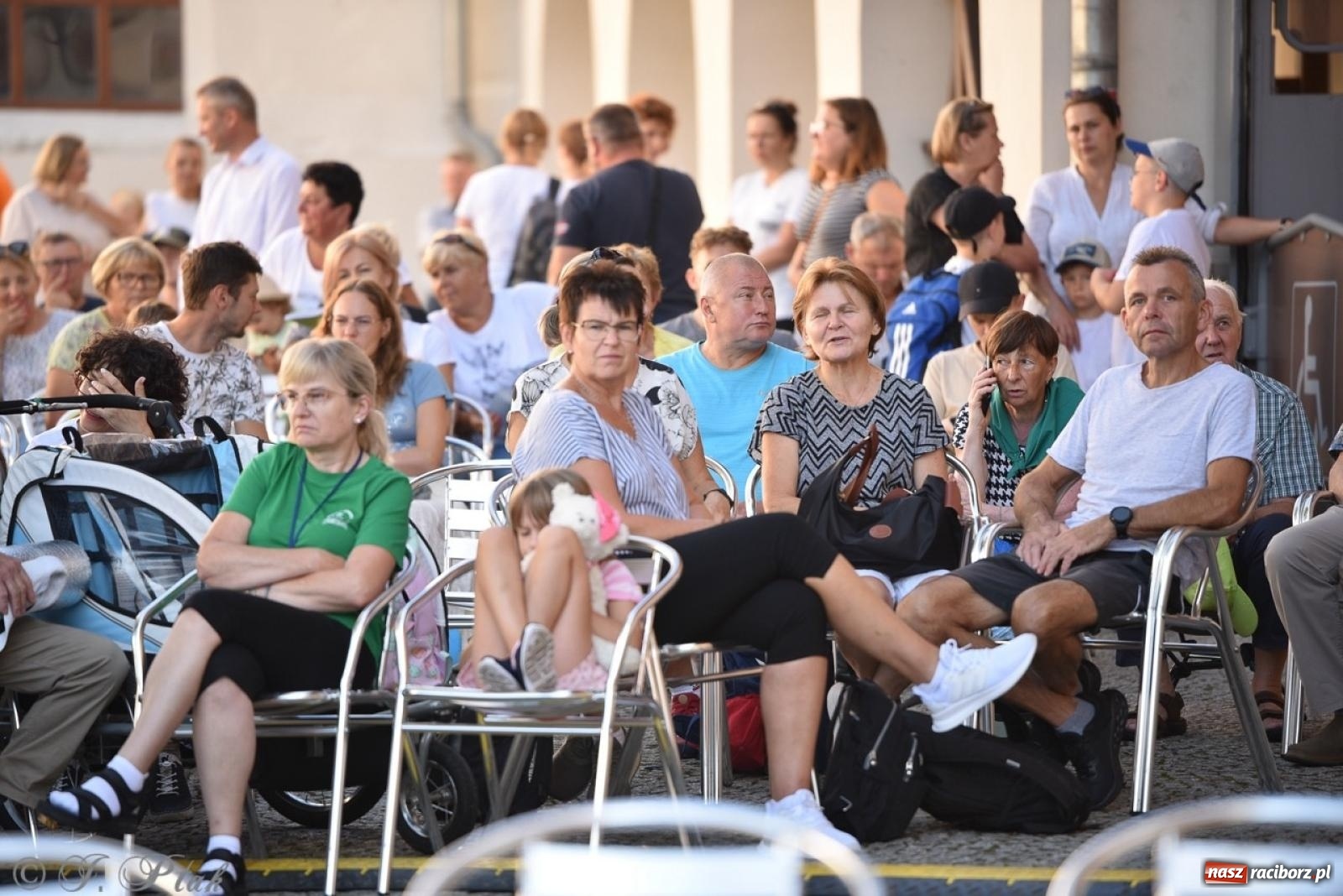 Zdjęcie w galerii na portalu naszraciborz.pl: Bracia i siostry w drodze. 48. Opolska Piesza Pielgrzymka na Jasną Górę wyruszyła z Raciborza [FOTO i WIDEO] wiadomości z regionu