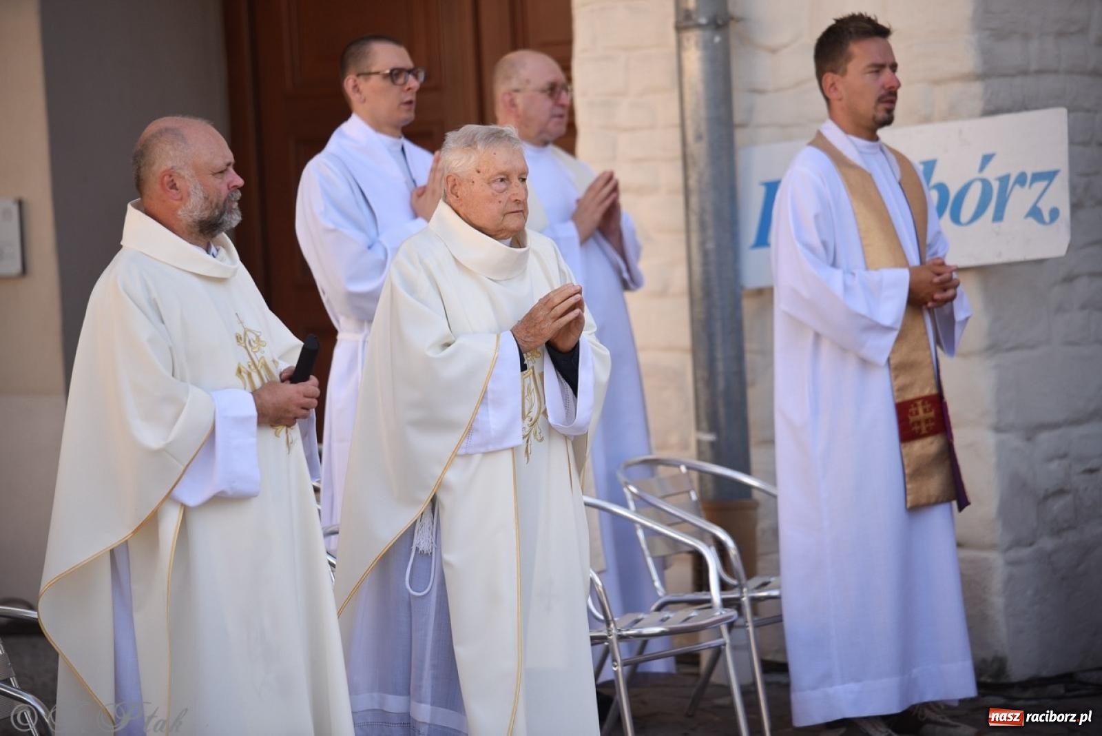 Zdjęcie w galerii na portalu naszraciborz.pl: Bracia i siostry w drodze. 48. Opolska Piesza Pielgrzymka na Jasną Górę wyruszyła z Raciborza [FOTO i WIDEO] wiadomości z regionu