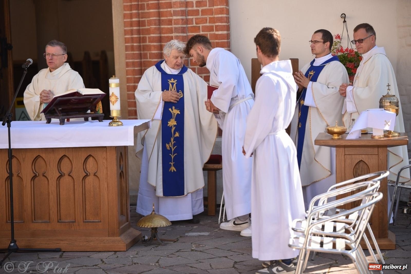 Zdjęcie w galerii na portalu naszraciborz.pl: Bracia i siostry w drodze. 48. Opolska Piesza Pielgrzymka na Jasną Górę wyruszyła z Raciborza [FOTO i WIDEO] wiadomości z regionu