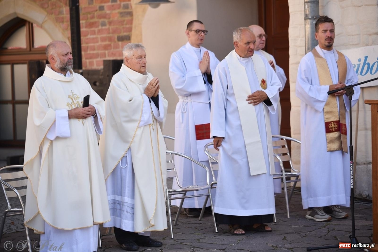 Zdjęcie w galerii na portalu naszraciborz.pl: Bracia i siostry w drodze. 48. Opolska Piesza Pielgrzymka na Jasną Górę wyruszyła z Raciborza [FOTO i WIDEO] wiadomości z regionu