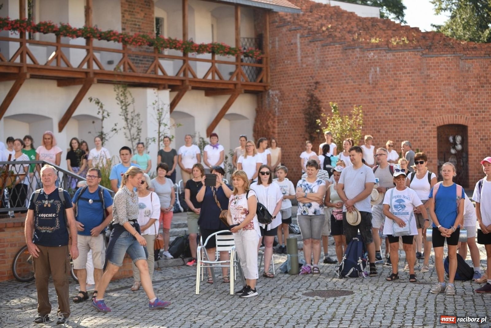 Zdjęcie w galerii na portalu naszraciborz.pl: Bracia i siostry w drodze. 48. Opolska Piesza Pielgrzymka na Jasną Górę wyruszyła z Raciborza [FOTO i WIDEO] wiadomości z regionu