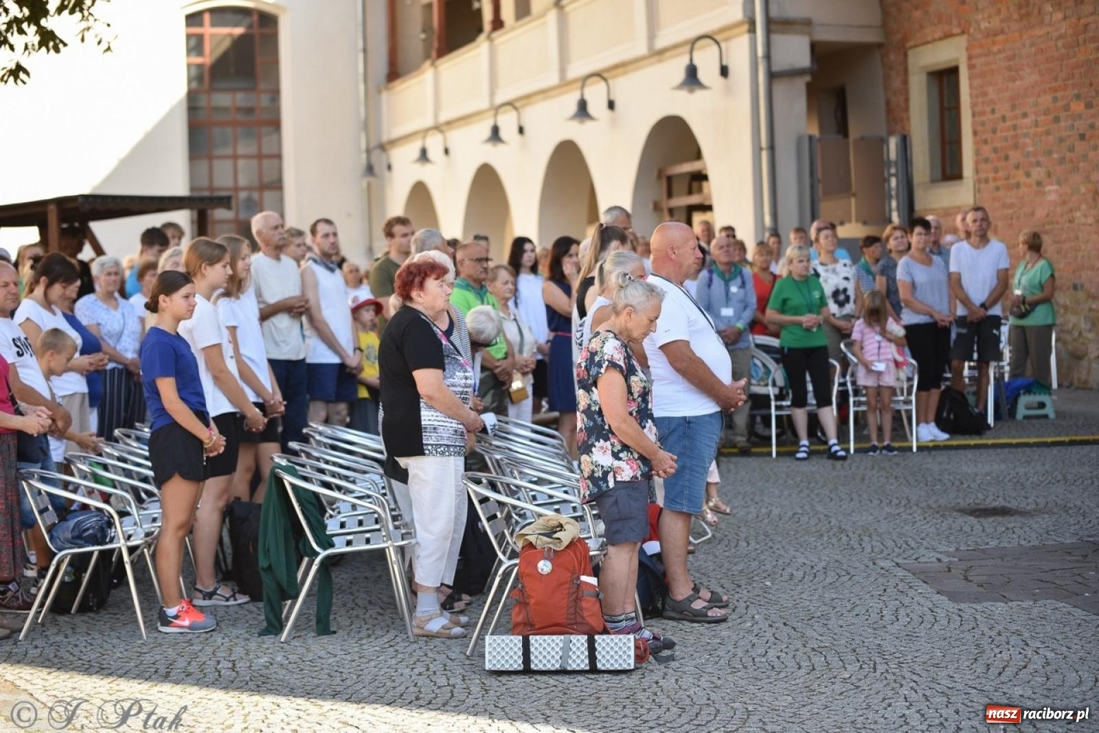 Zdjęcie w galerii na portalu naszraciborz.pl: Bracia i siostry w drodze. 48. Opolska Piesza Pielgrzymka na Jasną Górę wyruszyła z Raciborza [FOTO i WIDEO] wiadomości z regionu