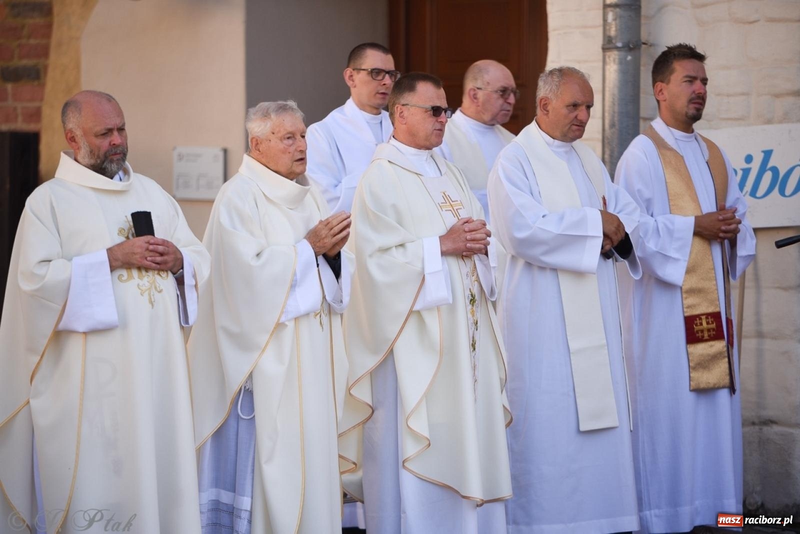 Zdjęcie w galerii na portalu naszraciborz.pl: Bracia i siostry w drodze. 48. Opolska Piesza Pielgrzymka na Jasną Górę wyruszyła z Raciborza [FOTO i WIDEO] wiadomości z regionu