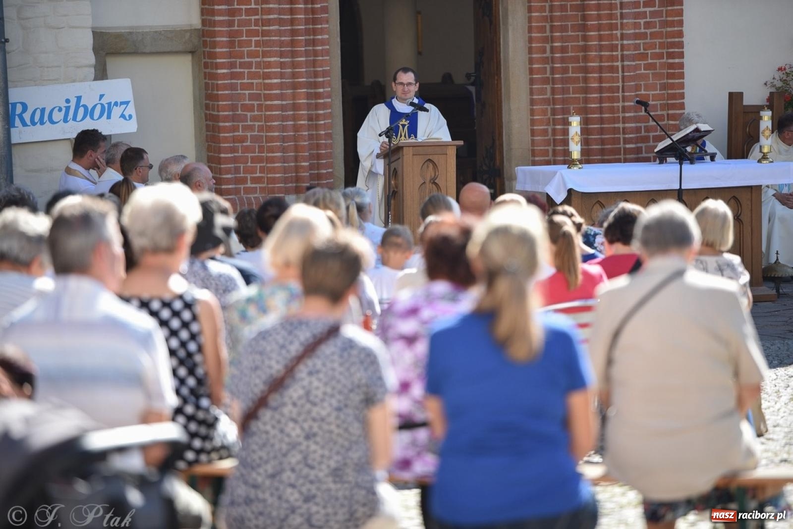 Zdjęcie w galerii na portalu naszraciborz.pl: Bracia i siostry w drodze. 48. Opolska Piesza Pielgrzymka na Jasną Górę wyruszyła z Raciborza [FOTO i WIDEO] wiadomości z regionu