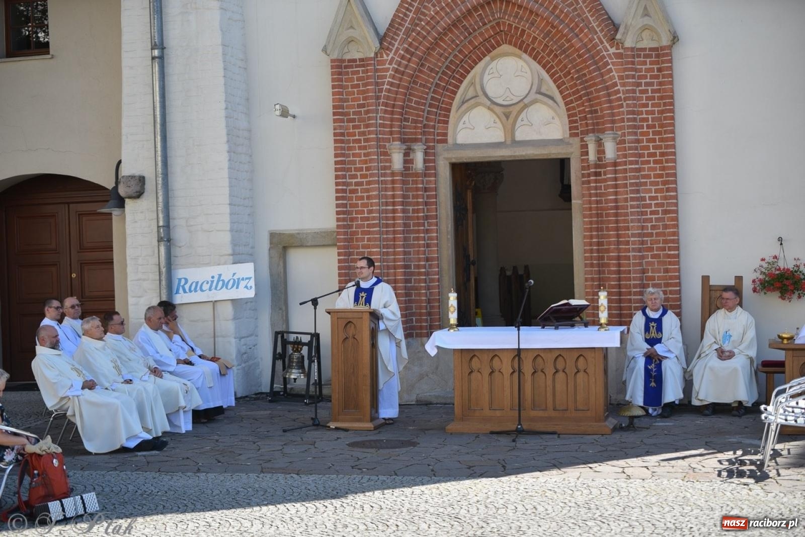 Zdjęcie w galerii na portalu naszraciborz.pl: Bracia i siostry w drodze. 48. Opolska Piesza Pielgrzymka na Jasną Górę wyruszyła z Raciborza [FOTO i WIDEO] wiadomości z regionu