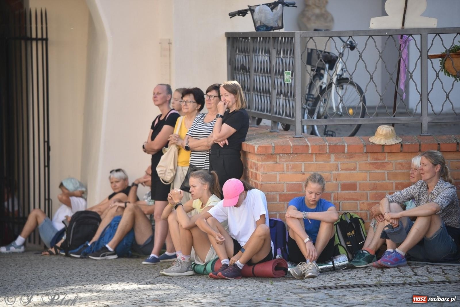 Zdjęcie w galerii na portalu naszraciborz.pl: Bracia i siostry w drodze. 48. Opolska Piesza Pielgrzymka na Jasną Górę wyruszyła z Raciborza [FOTO i WIDEO] wiadomości z regionu