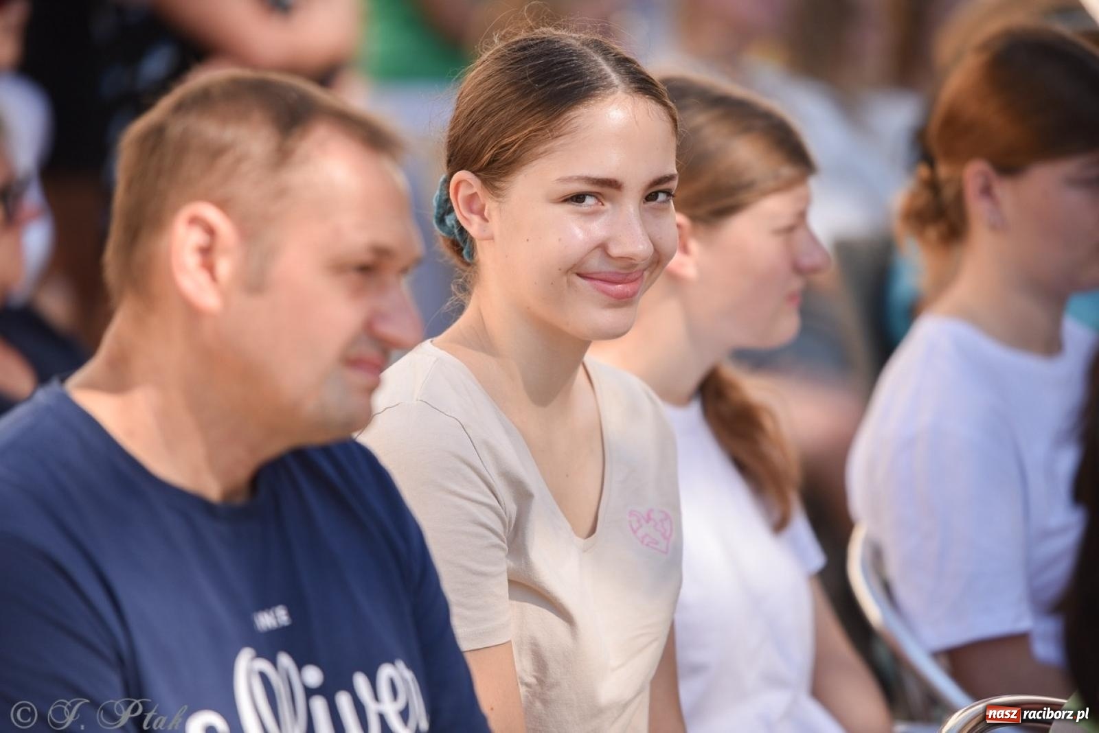 Zdjęcie w galerii na portalu naszraciborz.pl: Bracia i siostry w drodze. 48. Opolska Piesza Pielgrzymka na Jasną Górę wyruszyła z Raciborza [FOTO i WIDEO] wiadomości z regionu