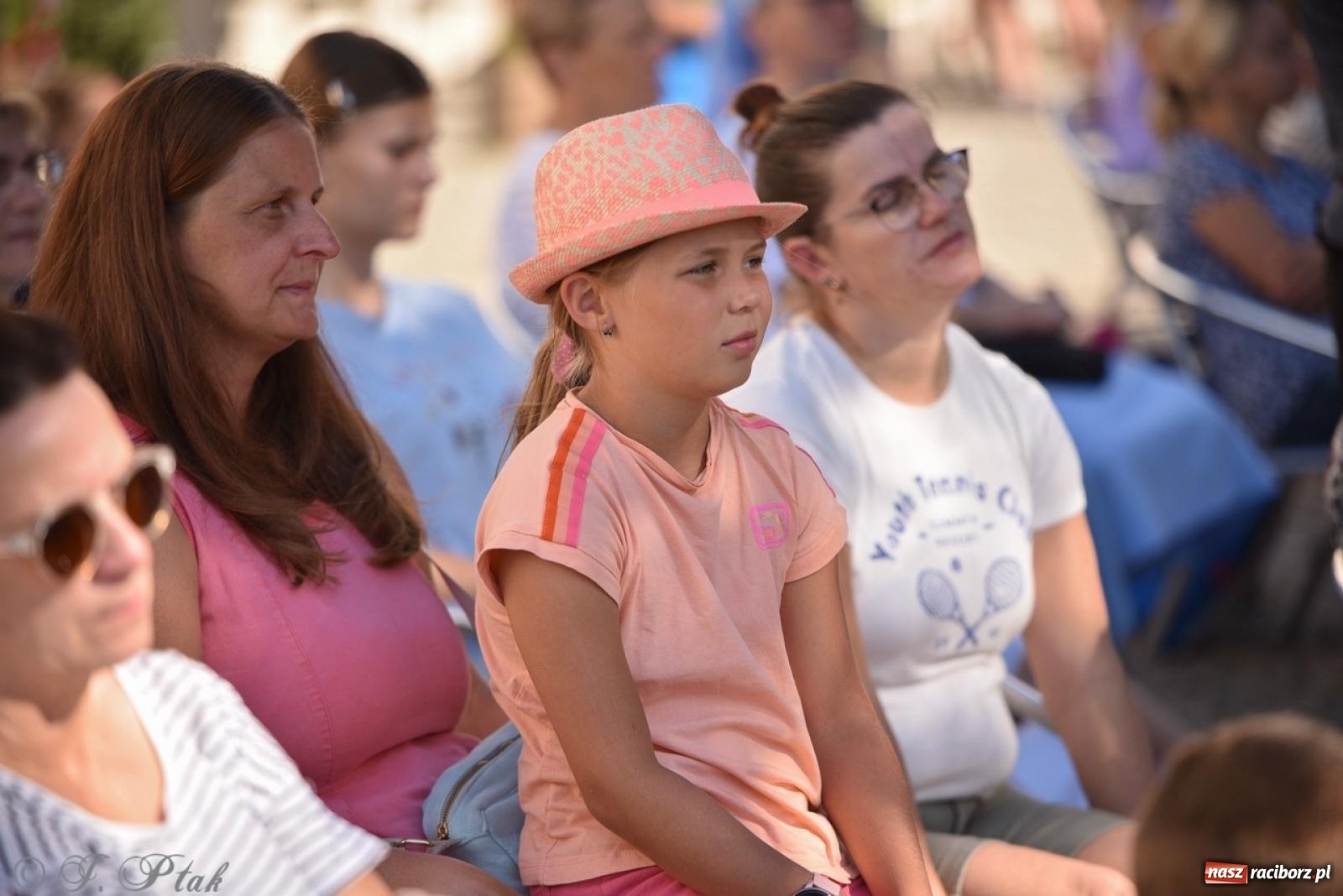 Zdjęcie w galerii na portalu naszraciborz.pl: Bracia i siostry w drodze. 48. Opolska Piesza Pielgrzymka na Jasną Górę wyruszyła z Raciborza [FOTO i WIDEO] wiadomości z regionu