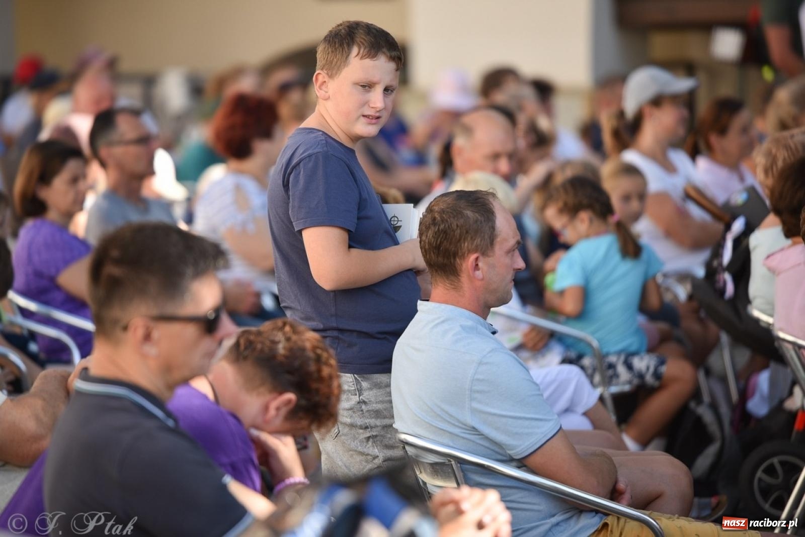 Zdjęcie w galerii na portalu naszraciborz.pl: Bracia i siostry w drodze. 48. Opolska Piesza Pielgrzymka na Jasną Górę wyruszyła z Raciborza [FOTO i WIDEO] wiadomości z regionu