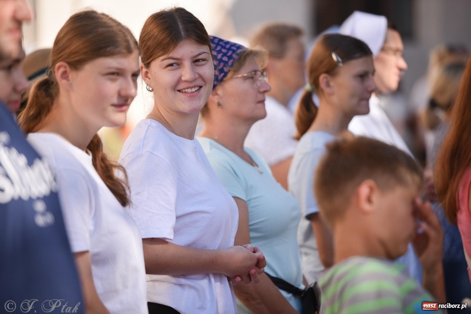 Zdjęcie w galerii na portalu naszraciborz.pl: Bracia i siostry w drodze. 48. Opolska Piesza Pielgrzymka na Jasną Górę wyruszyła z Raciborza [FOTO i WIDEO] wiadomości z regionu