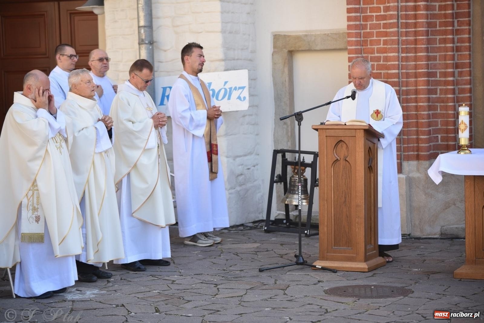 Zdjęcie w galerii na portalu naszraciborz.pl: Bracia i siostry w drodze. 48. Opolska Piesza Pielgrzymka na Jasną Górę wyruszyła z Raciborza [FOTO i WIDEO] wiadomości z regionu