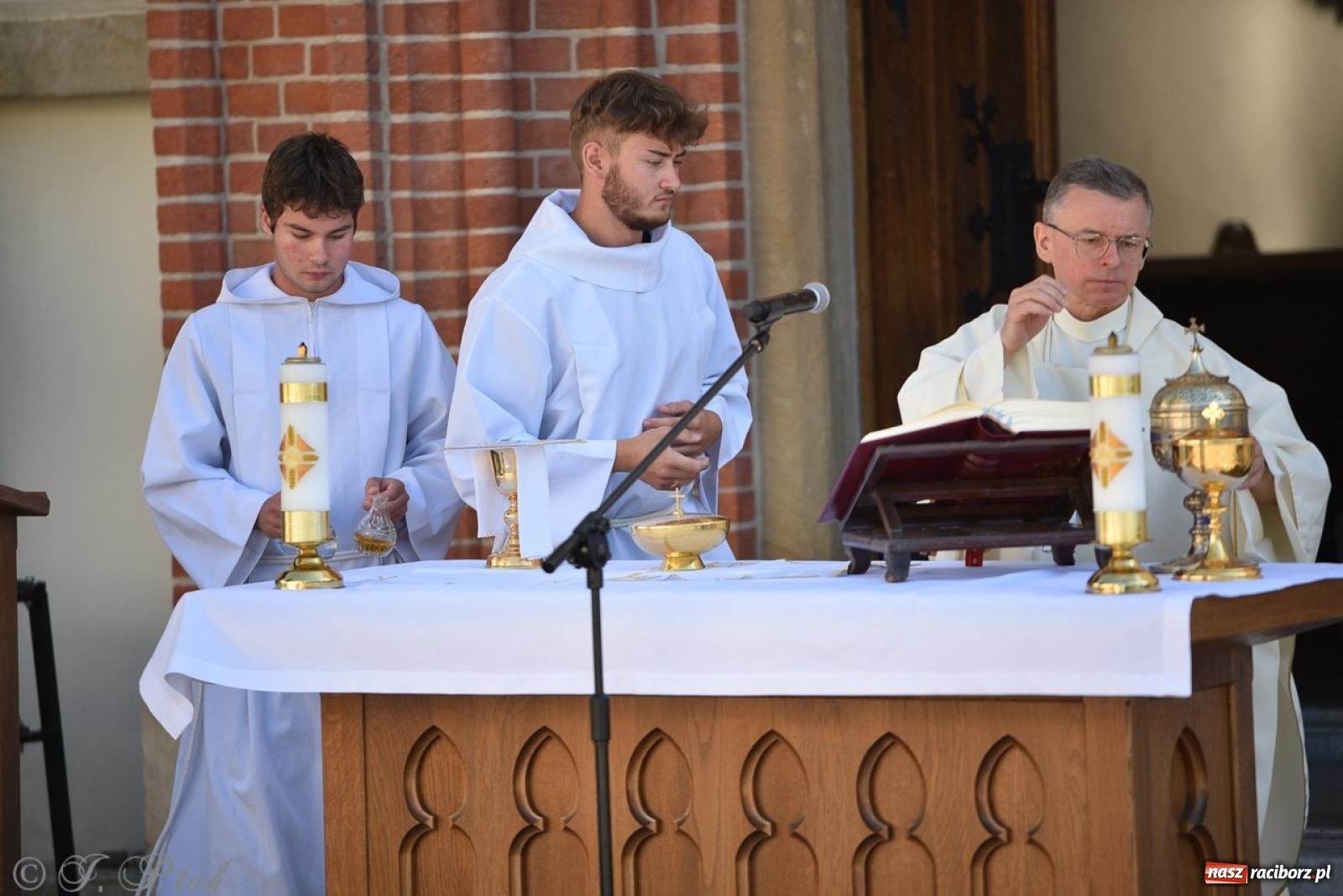 Zdjęcie w galerii na portalu naszraciborz.pl: Bracia i siostry w drodze. 48. Opolska Piesza Pielgrzymka na Jasną Górę wyruszyła z Raciborza [FOTO i WIDEO] wiadomości z regionu