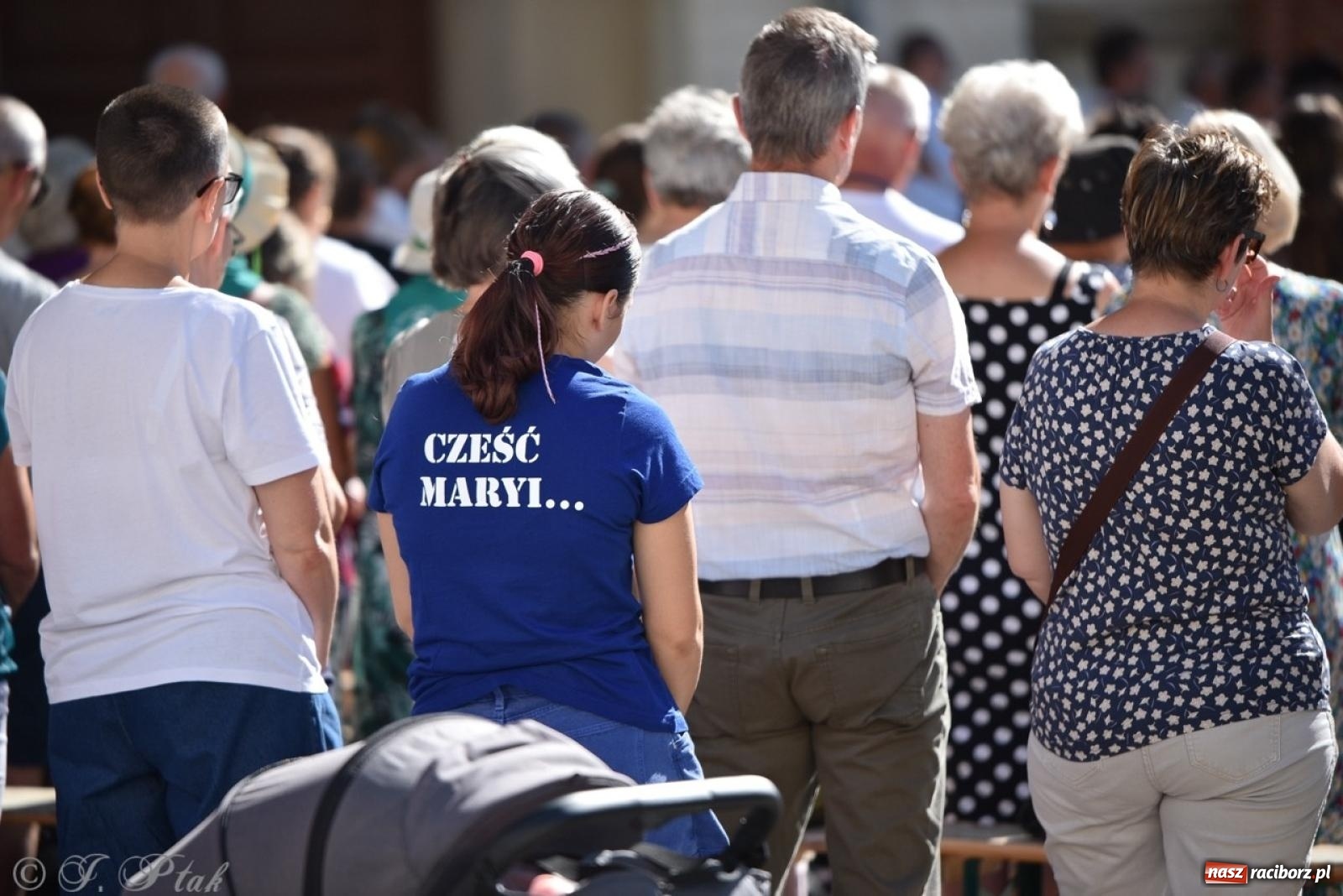 Zdjęcie w galerii na portalu naszraciborz.pl: Bracia i siostry w drodze. 48. Opolska Piesza Pielgrzymka na Jasną Górę wyruszyła z Raciborza [FOTO i WIDEO] wiadomości z regionu