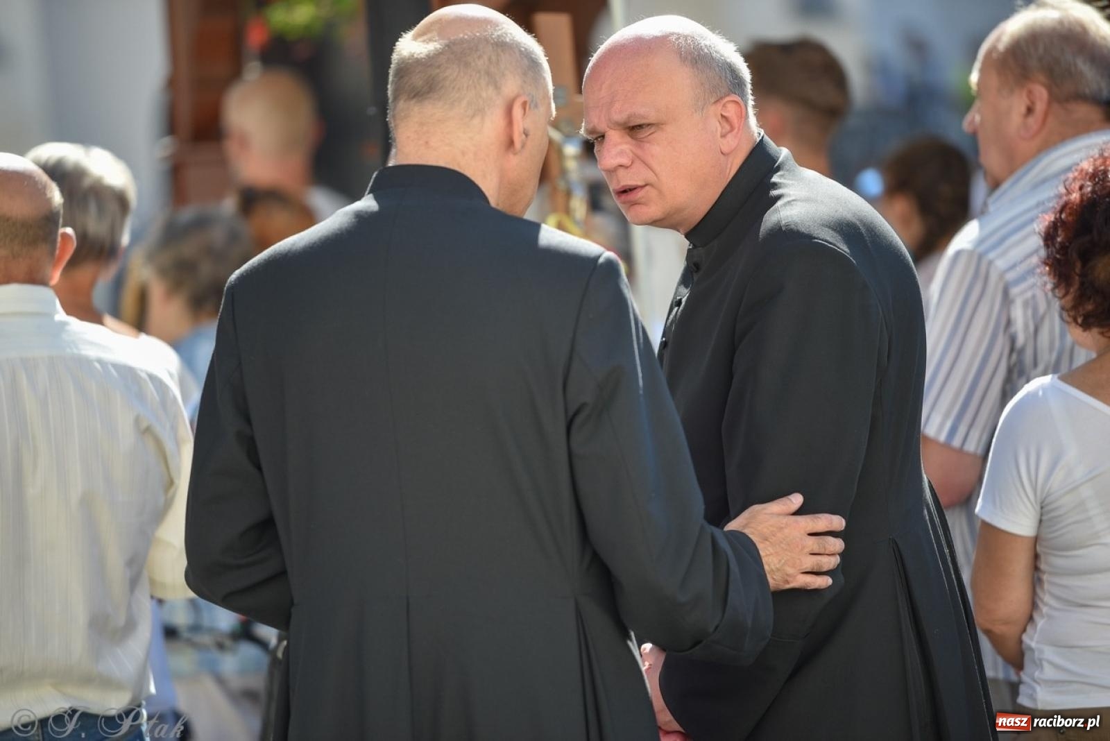 Zdjęcie w galerii na portalu naszraciborz.pl: Bracia i siostry w drodze. 48. Opolska Piesza Pielgrzymka na Jasną Górę wyruszyła z Raciborza [FOTO i WIDEO] wiadomości z regionu