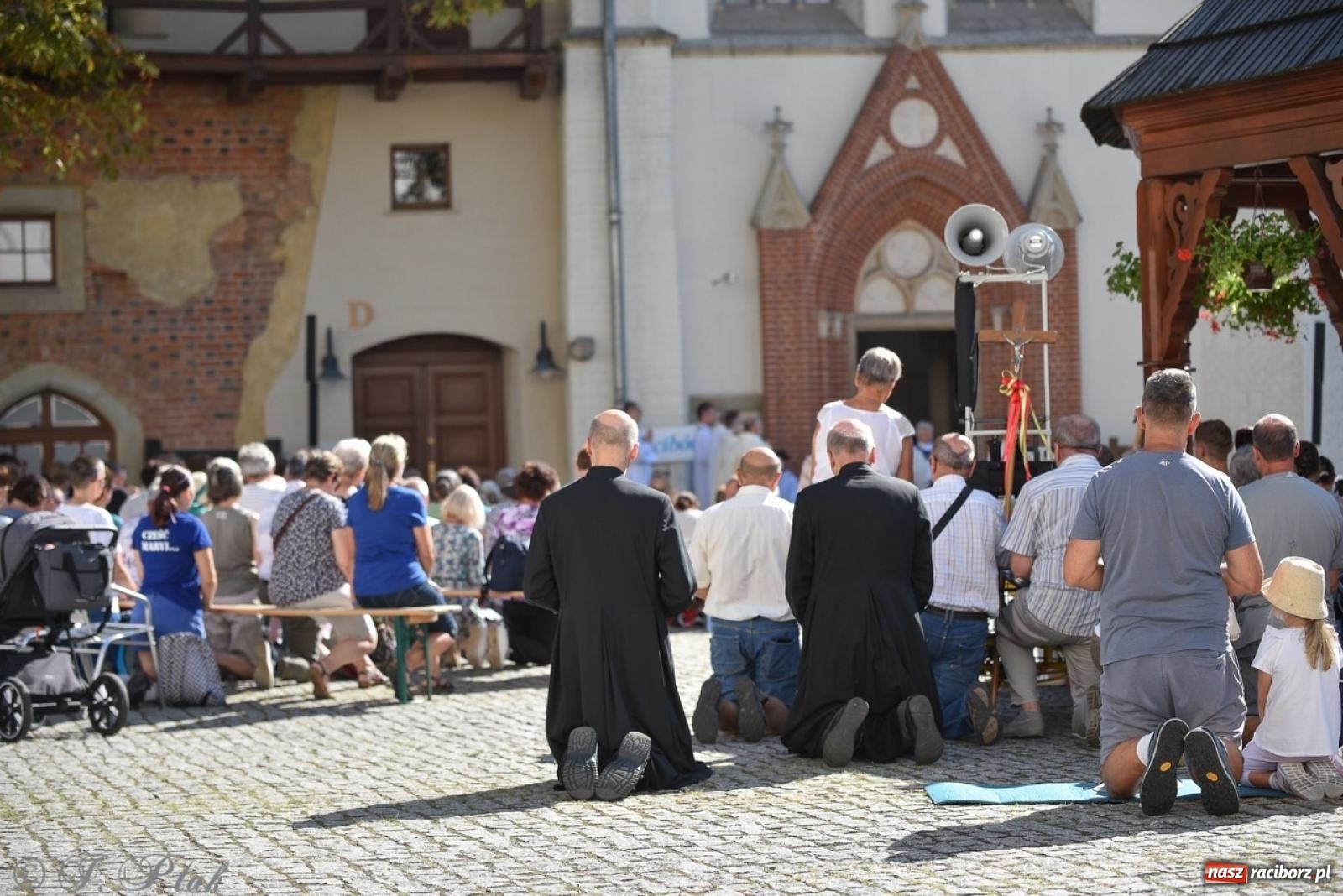 Zdjęcie w galerii na portalu naszraciborz.pl: Bracia i siostry w drodze. 48. Opolska Piesza Pielgrzymka na Jasną Górę wyruszyła z Raciborza [FOTO i WIDEO] wiadomości z regionu