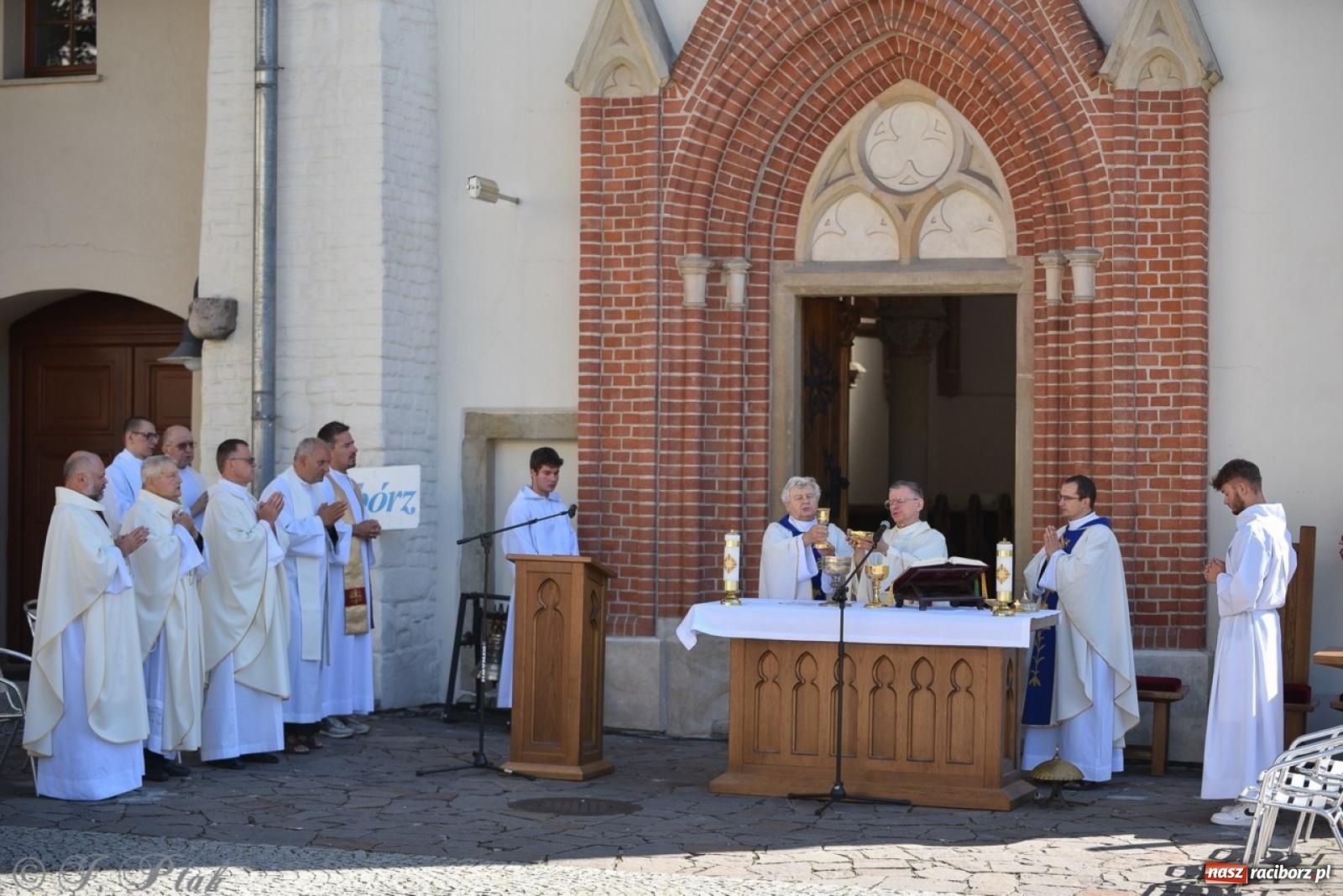 Zdjęcie w galerii na portalu naszraciborz.pl: Bracia i siostry w drodze. 48. Opolska Piesza Pielgrzymka na Jasną Górę wyruszyła z Raciborza [FOTO i WIDEO] wiadomości z regionu