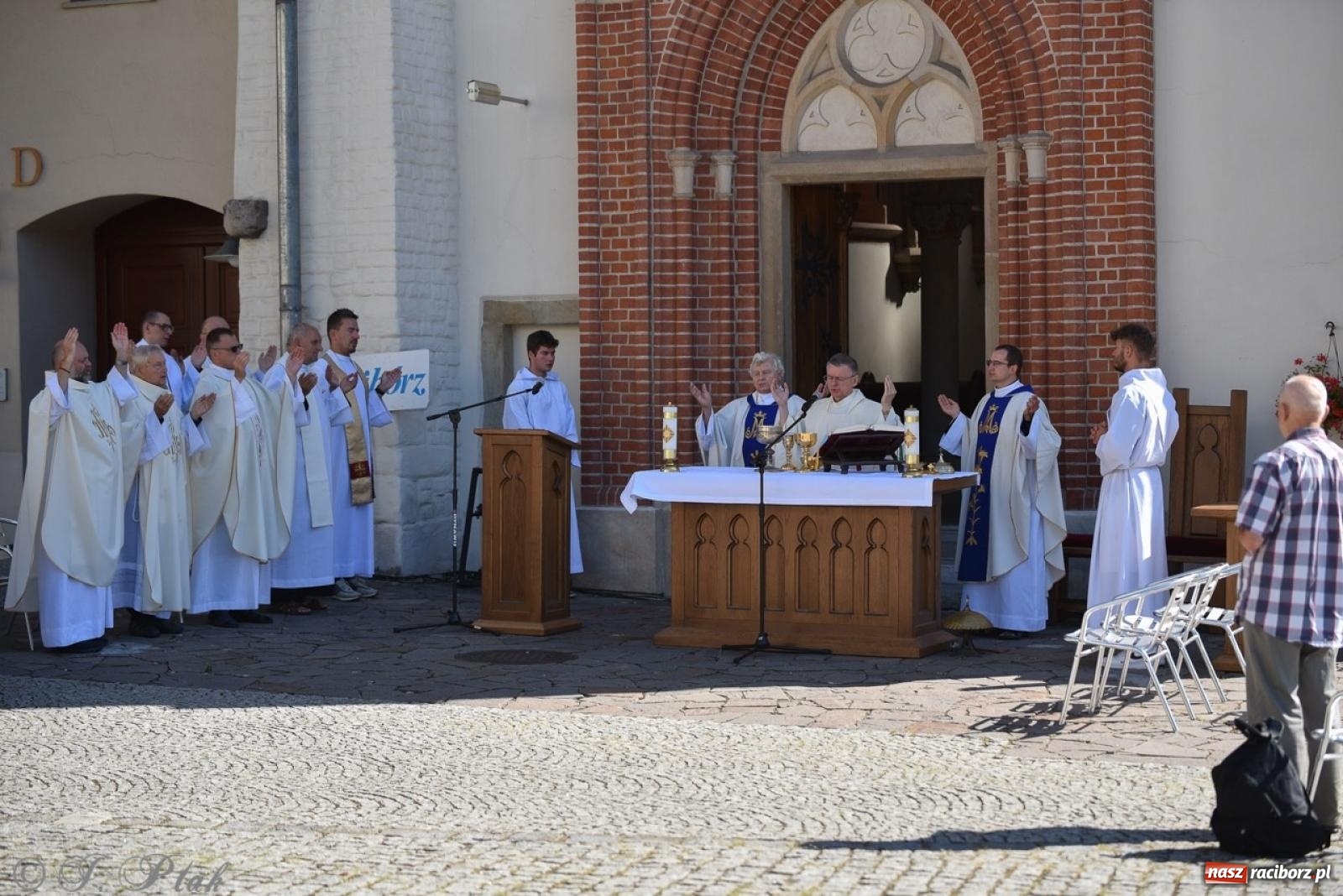 Zdjęcie w galerii na portalu naszraciborz.pl: Bracia i siostry w drodze. 48. Opolska Piesza Pielgrzymka na Jasną Górę wyruszyła z Raciborza [FOTO i WIDEO] wiadomości z regionu