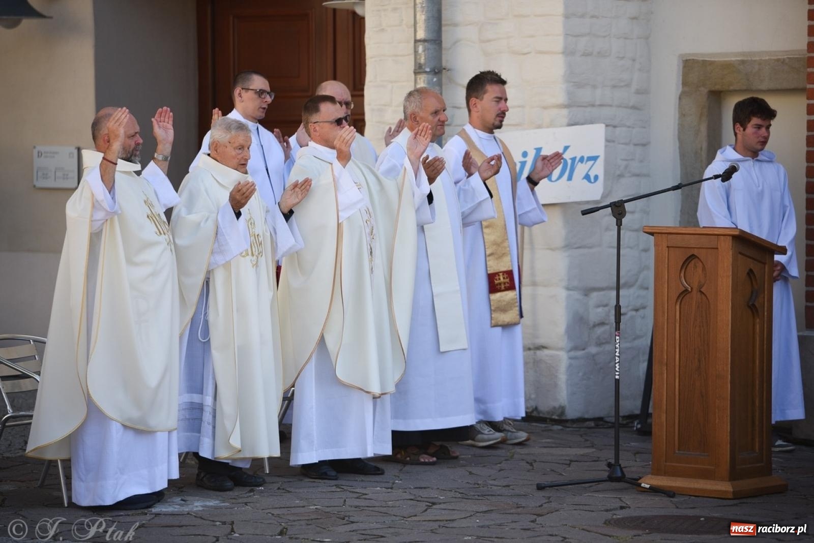Zdjęcie w galerii na portalu naszraciborz.pl: Bracia i siostry w drodze. 48. Opolska Piesza Pielgrzymka na Jasną Górę wyruszyła z Raciborza [FOTO i WIDEO] wiadomości z regionu