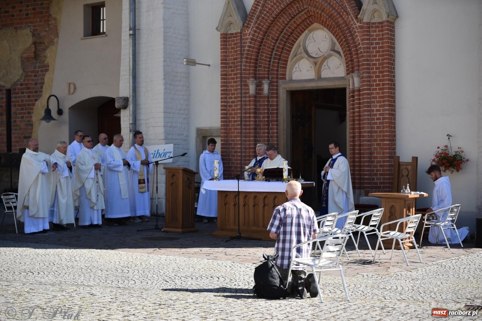 Zdjęcie w galerii na portalu naszraciborz.pl: Bracia i siostry w drodze. 48. Opolska Piesza Pielgrzymka na Jasną Górę wyruszyła z Raciborza [FOTO i WIDEO] wiadomości z regionu